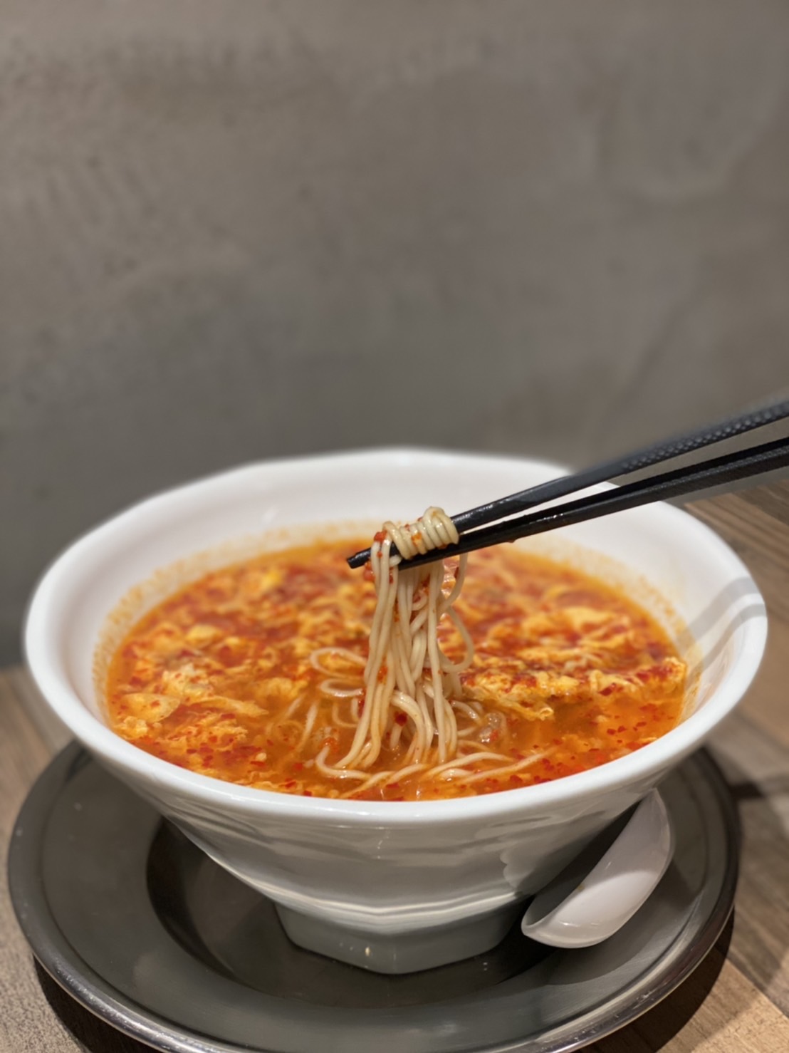 「赤辛豚玉麵」辣中帶香，肉末香味十足。（190元／份）