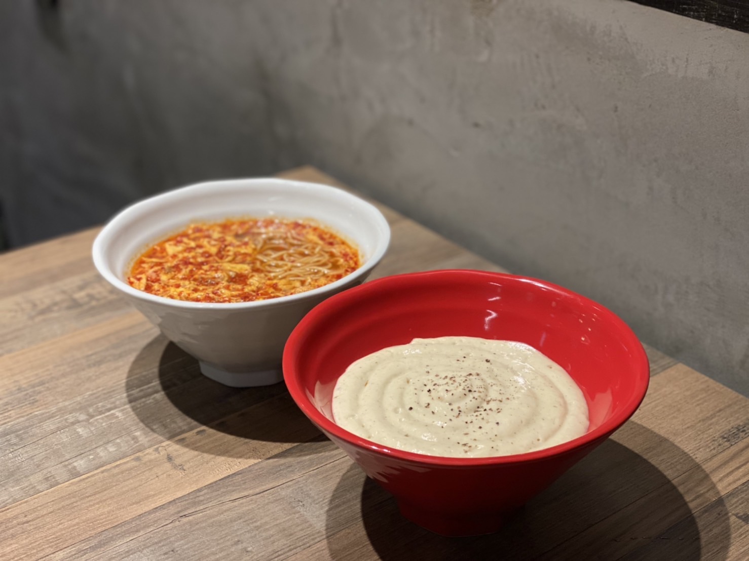 白色一整坨的物體，其實是烏龍麵，可一次嘗到冷熱口感。