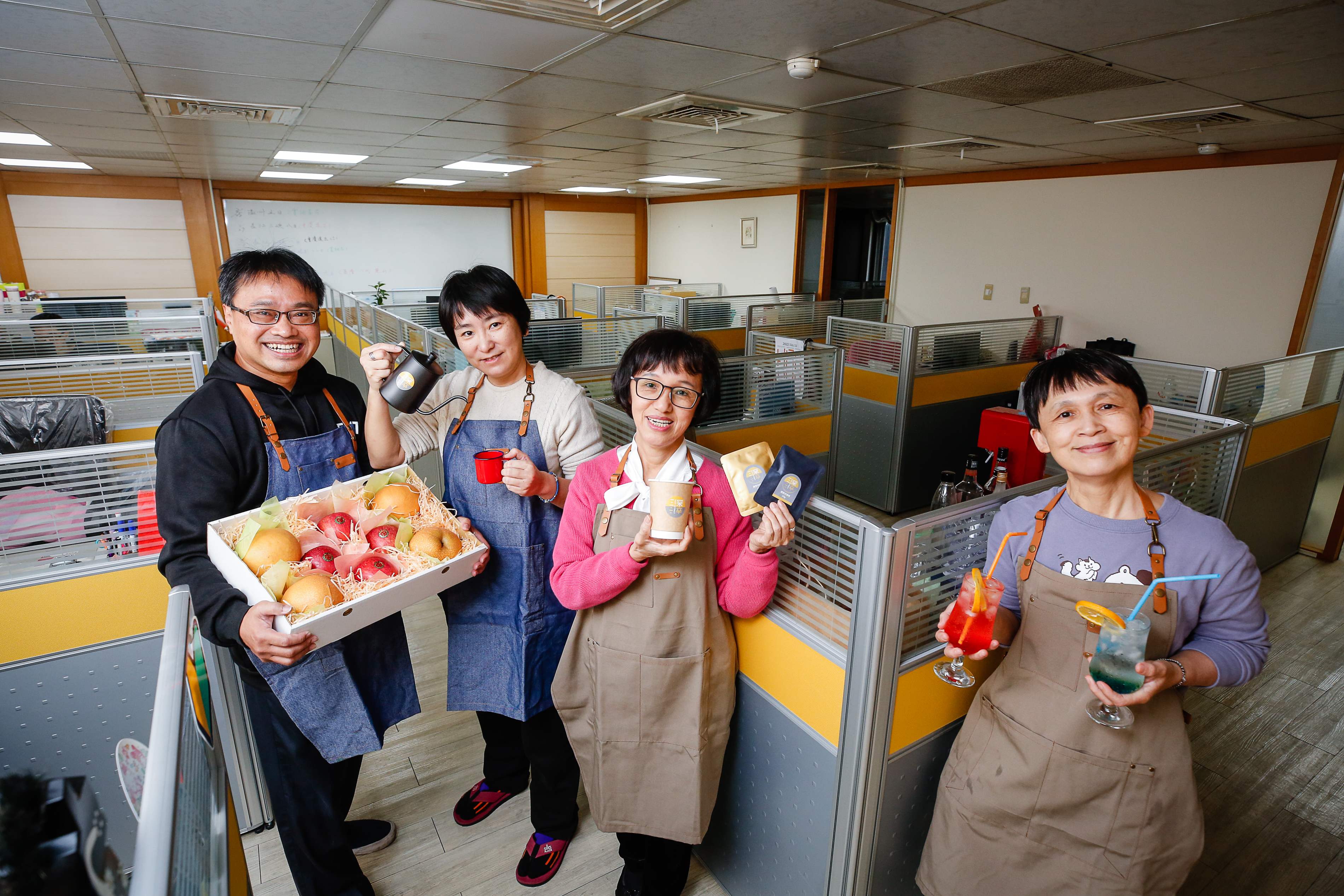 旅行社遇新冠肺炎疫情衝擊，路加旅遊總經理廖美慧（右2）率領旗下導遊們斜槓開拓新商機。