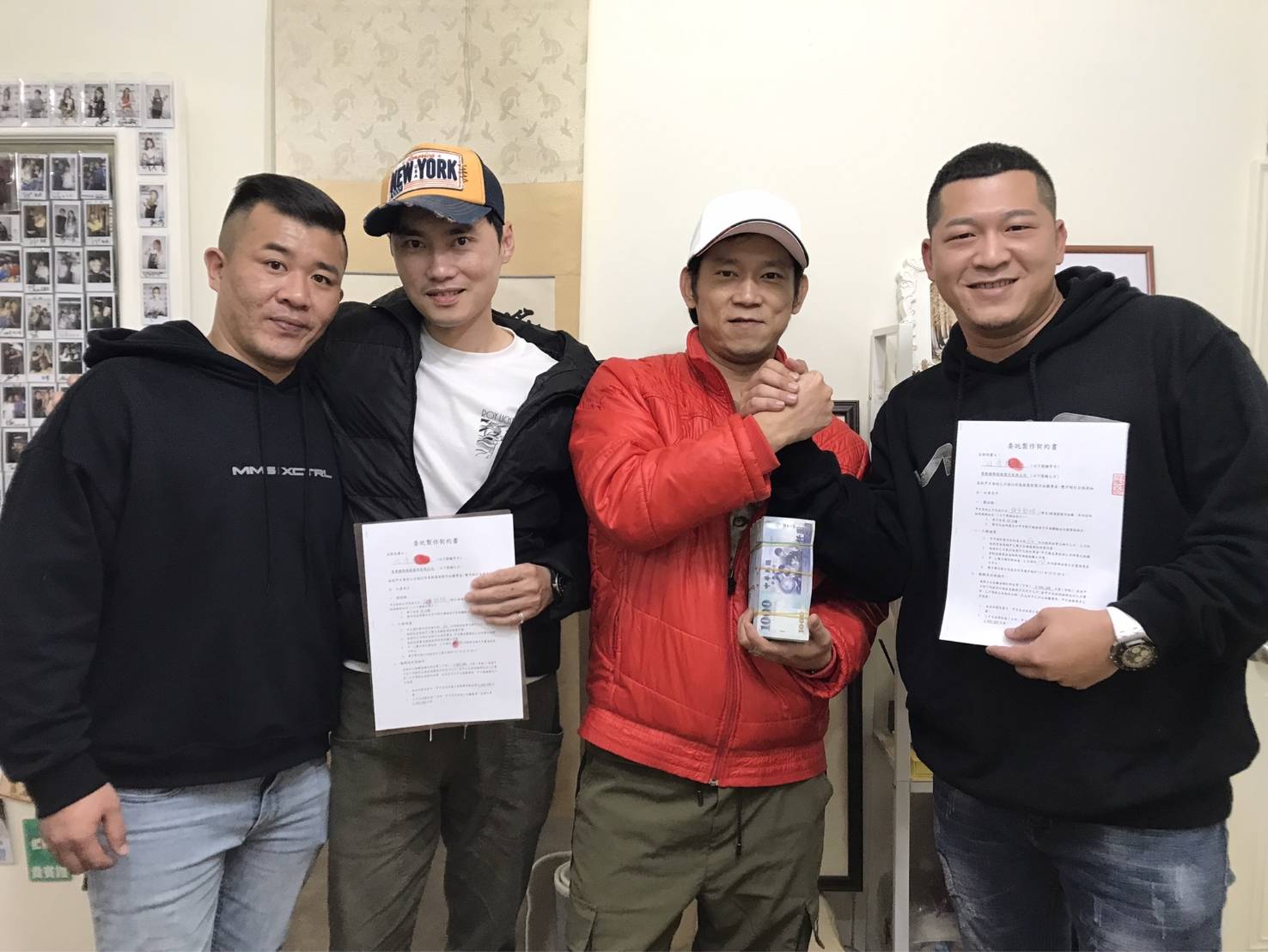 藝人草爺（右1）將與導演顏正國（右2）合作拍攝公益微電影，音樂部分則與張峰議（左2）共同負責。左一為演員超艾夾。（紅心字會提供）