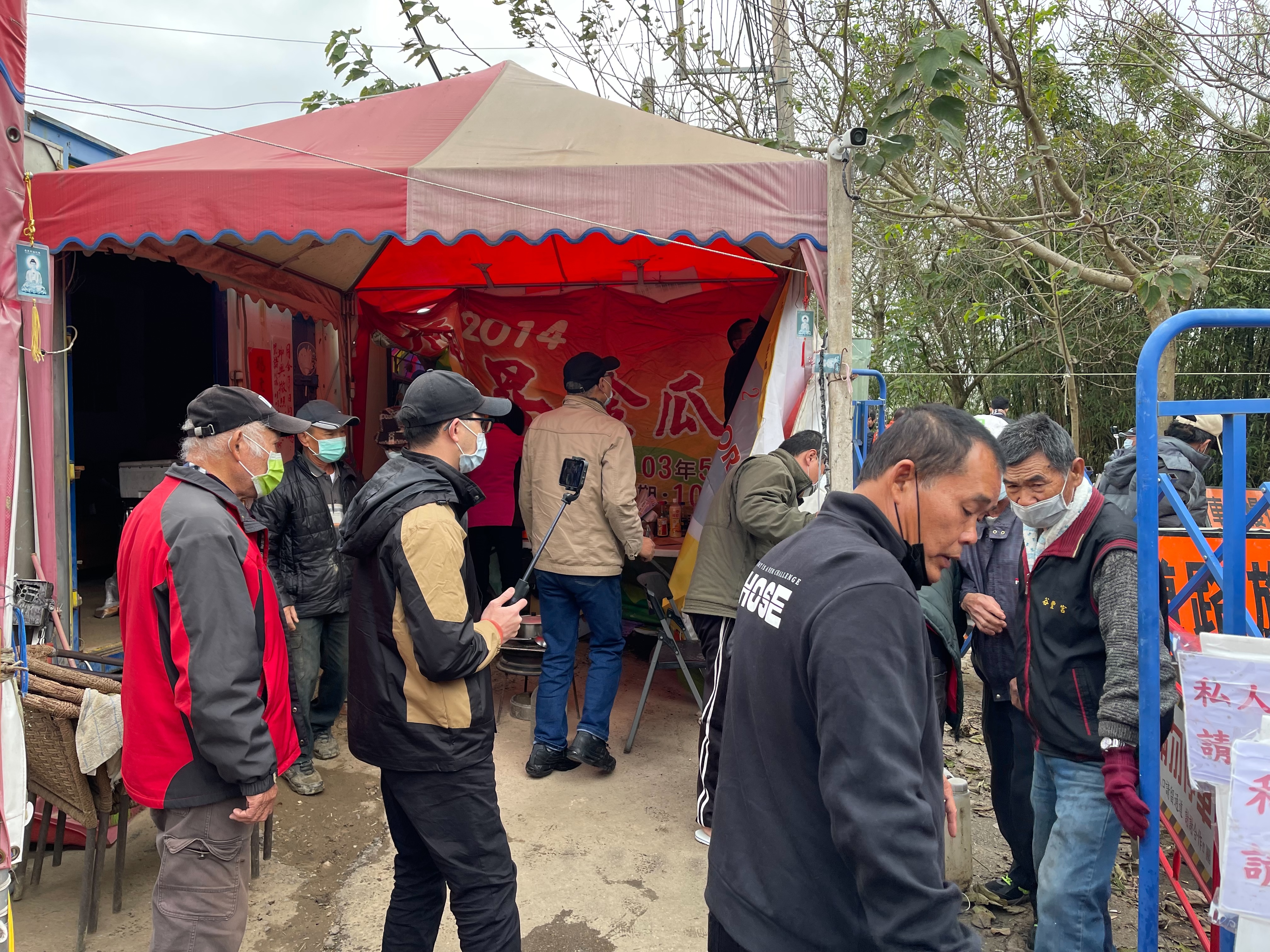 坤輿掩埋場地主上午向地政單位申請鑑界,劃分出道路與私有地範圍。