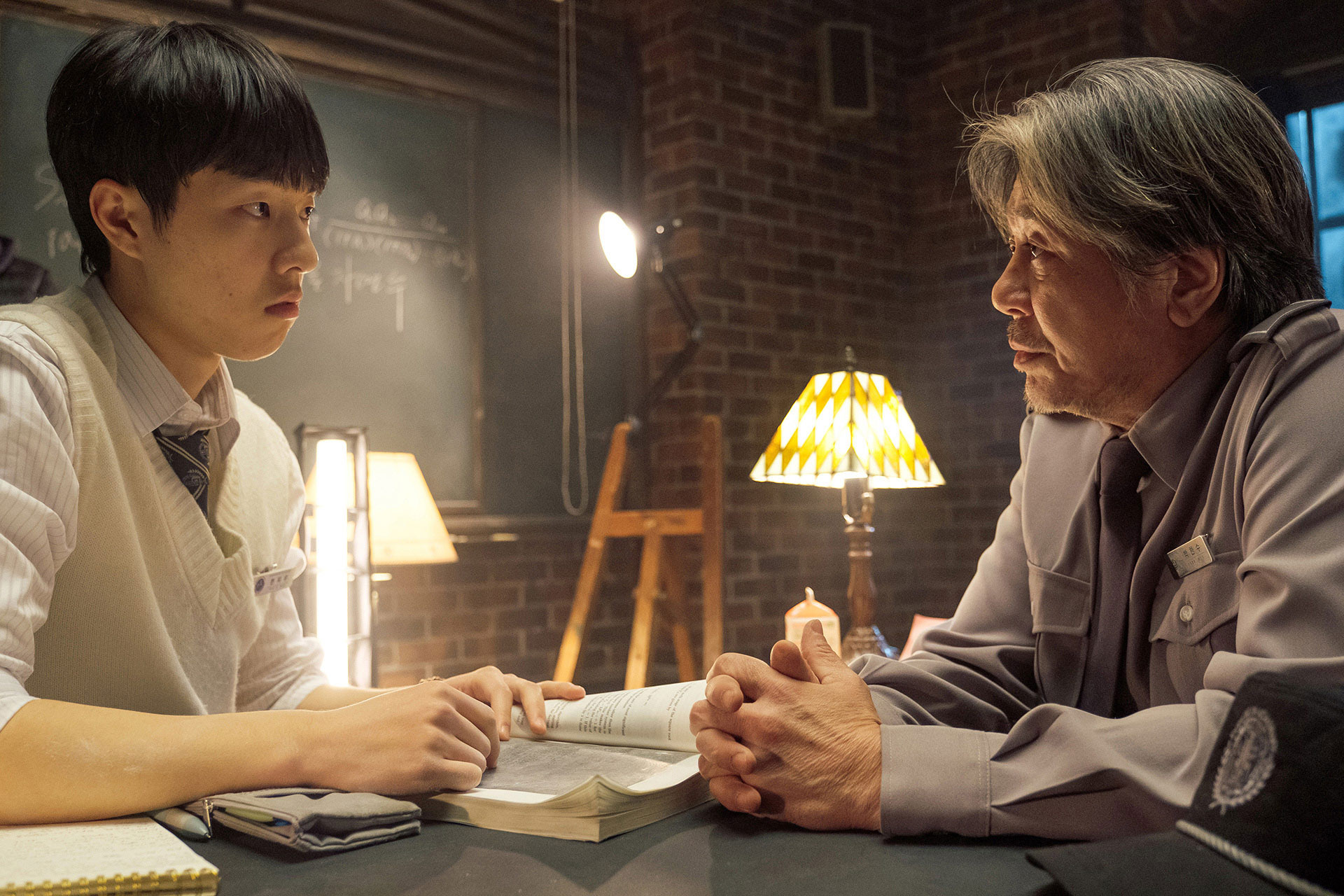 韓國「國寶級影帝」崔岷植與新生代演員金東輝以數學牽起緣份。（車庫娛樂提供）