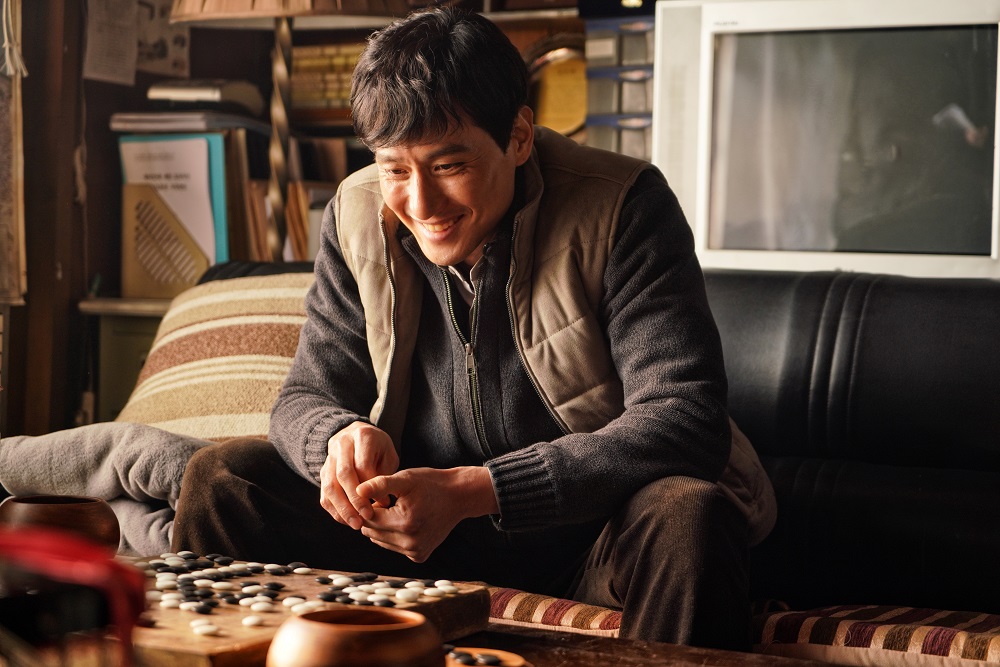 在《夫婦的世界》以渣夫角色打響名號的朴海俊，二度與崔岷植合作。（車庫娛樂提供）