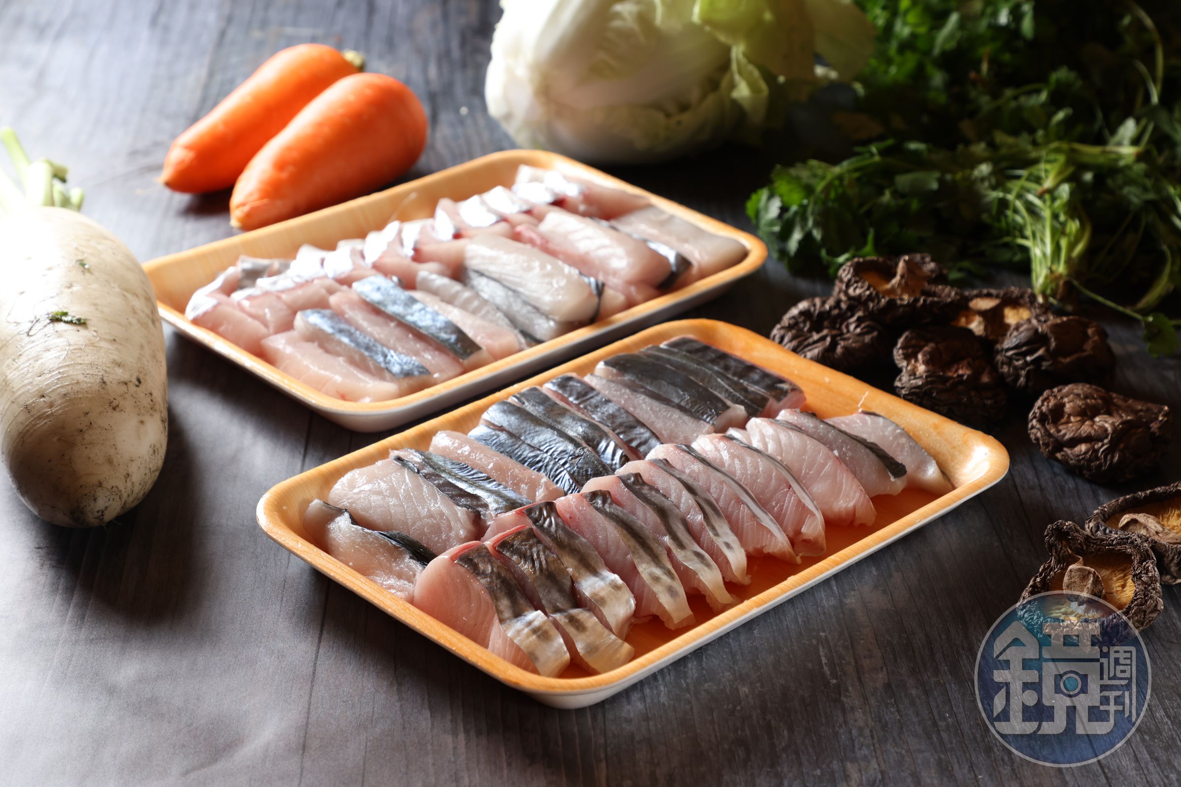 做土魠魚羹用到的所有食材，土魠魚要切得厚厚的。