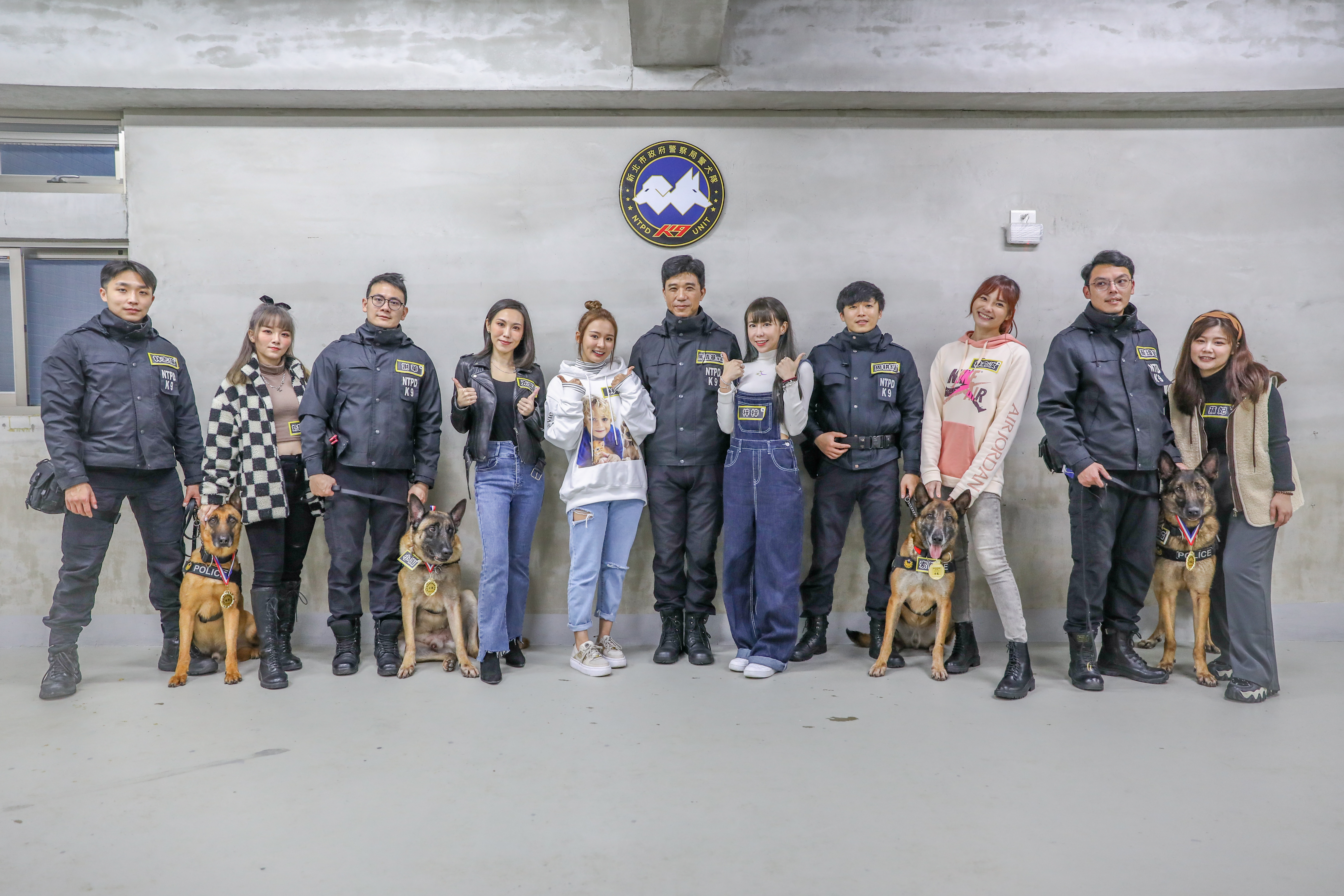 17瘋開箱節目直播帶大家見證4隻新北警犬隊毛警官的畢業典禮。（17LIVE_提供）