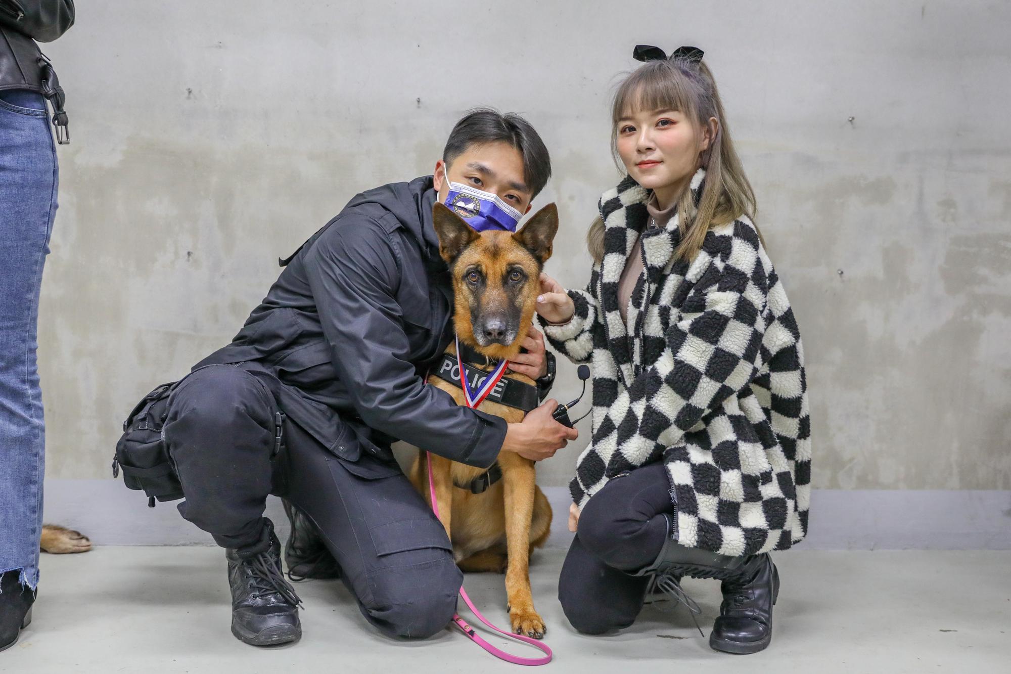 領犬員林志倫(左起)和畢業警犬粗骨感情深厚,17LIVER奶昔蛋蛋看了羨慕不已。(17LIVER_提供)
