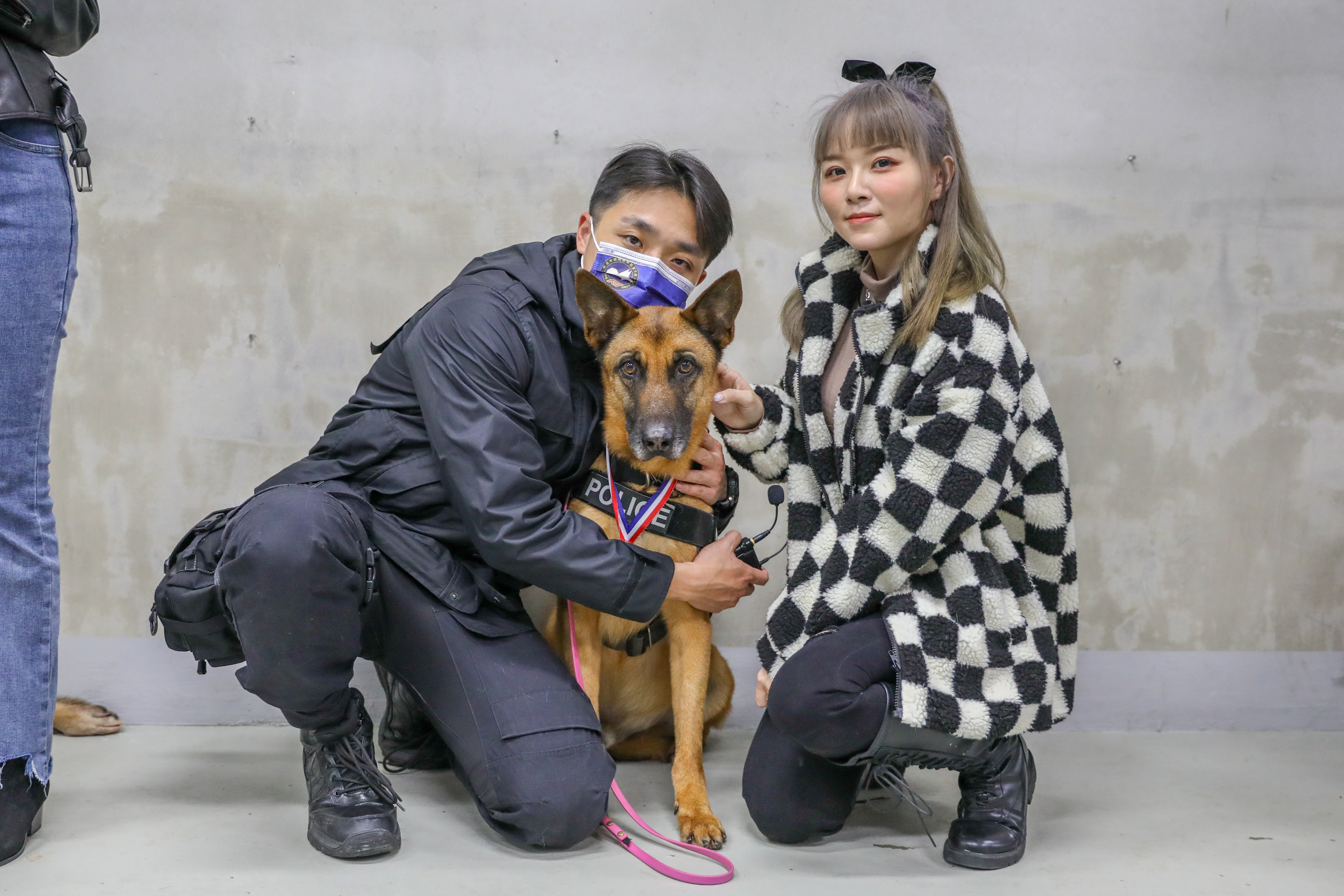 領犬員林志倫（左起）和畢業警犬粗骨感情深厚，17LIVER奶昔蛋蛋看了羨慕不已。（17LIVER_提供）