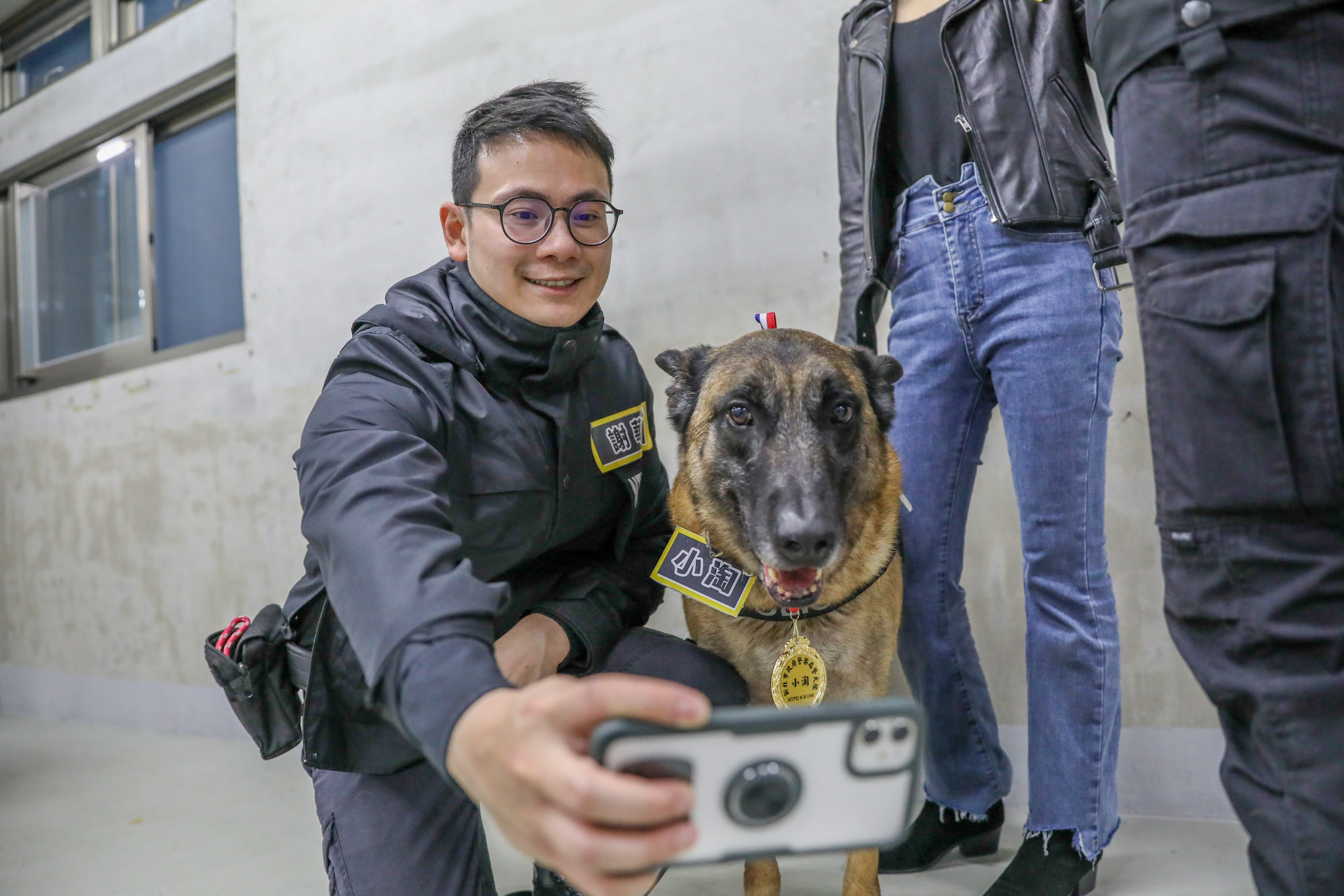 退役警犬小淘私下愛撒嬌反差萌，領犬員謝華親密合照留念，希望牠到領養家庭能當快樂毛小孩。（17LIVE_提供）