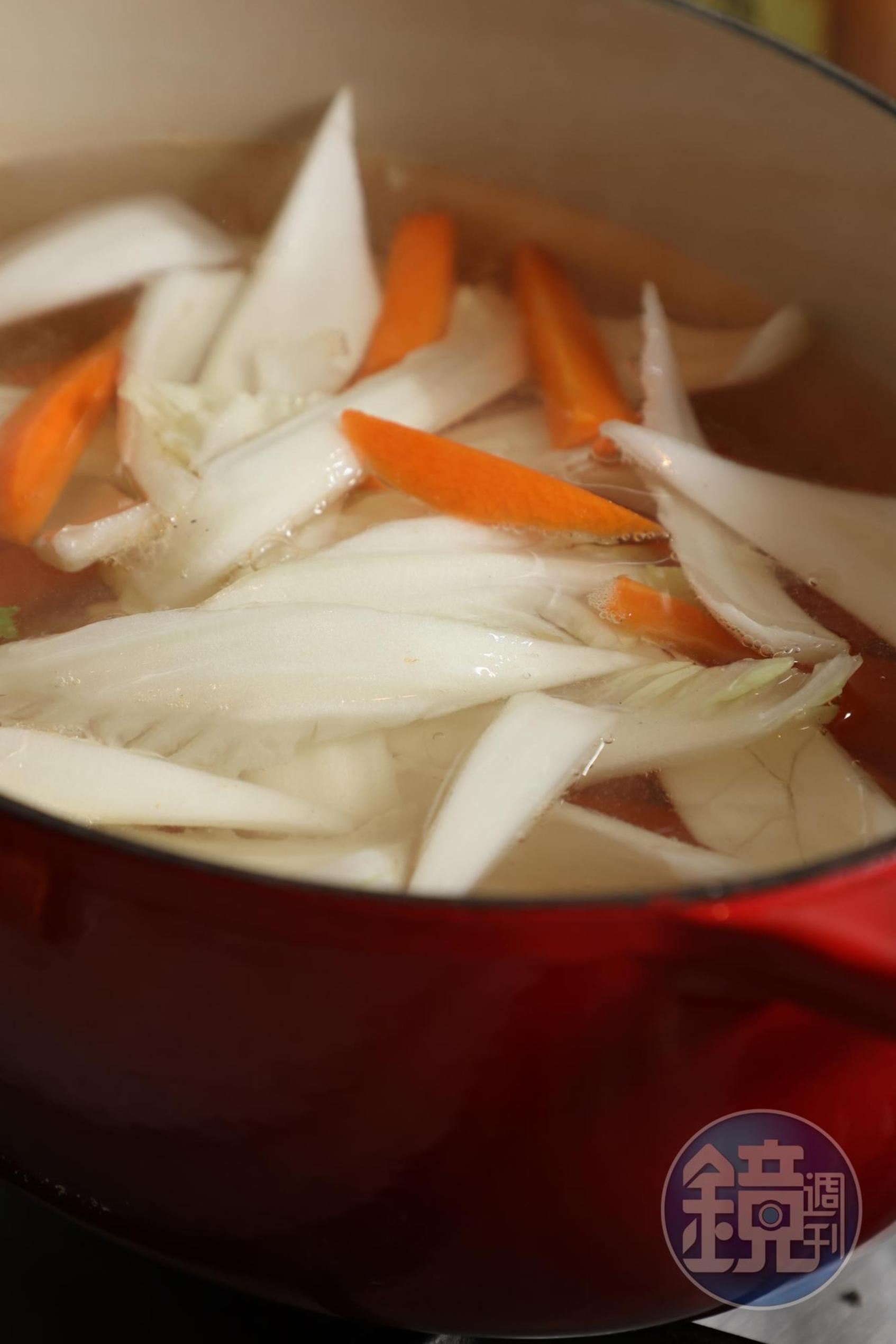 做湯頭時要注意，只用白菜梗。