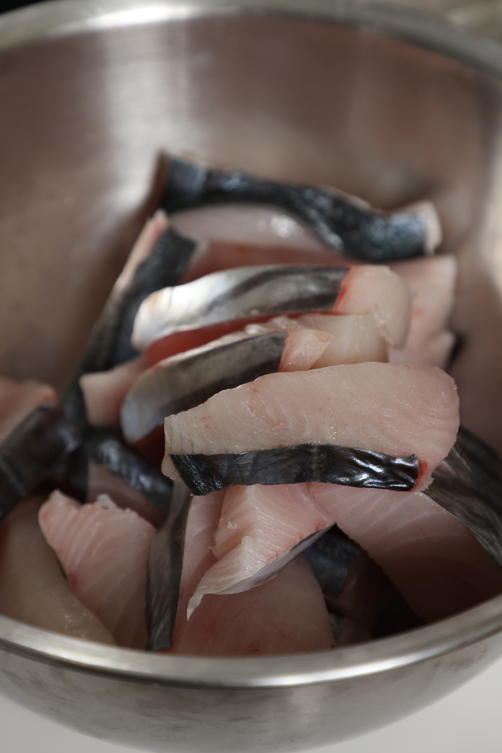土魠魚切大條。