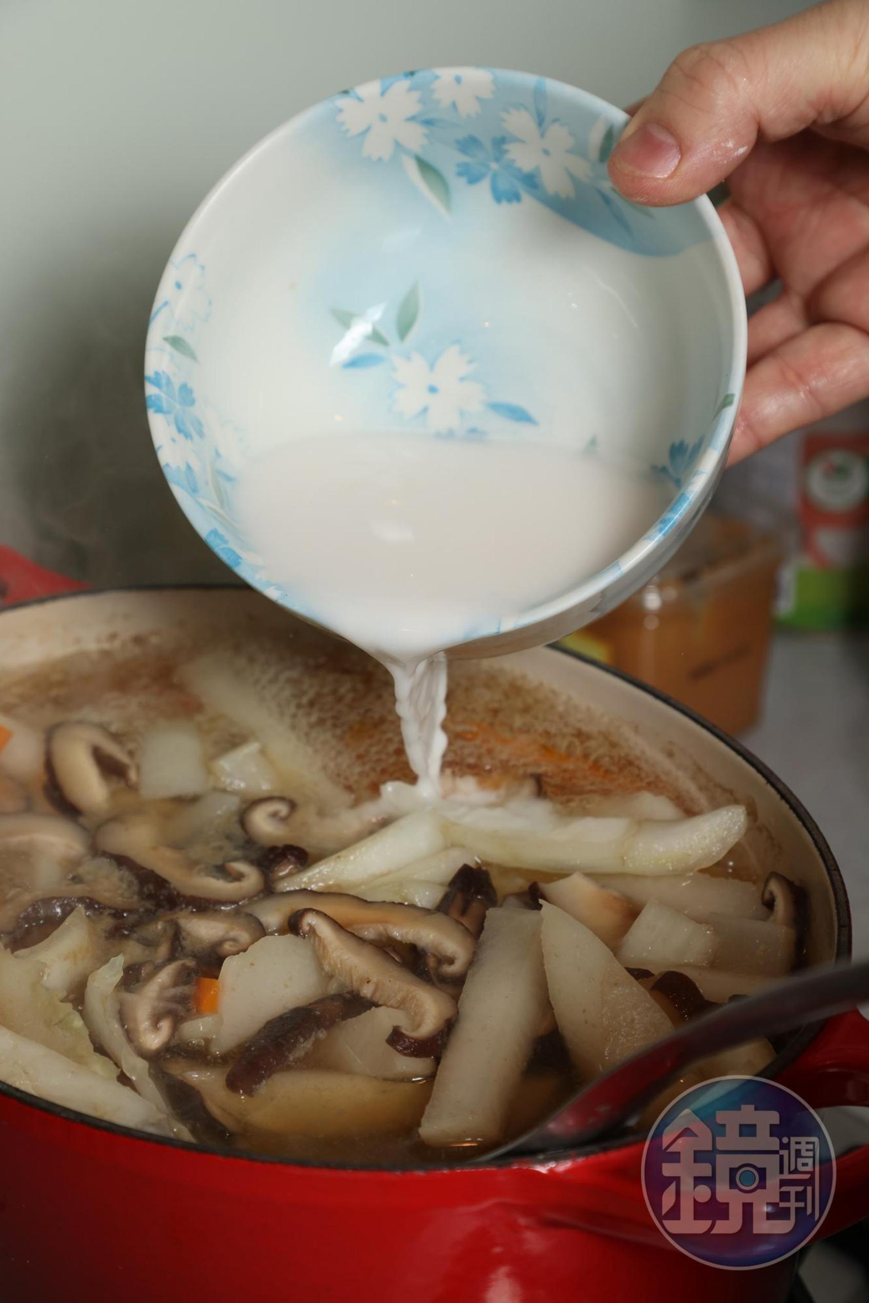勾芡讓湯頭滑稠。