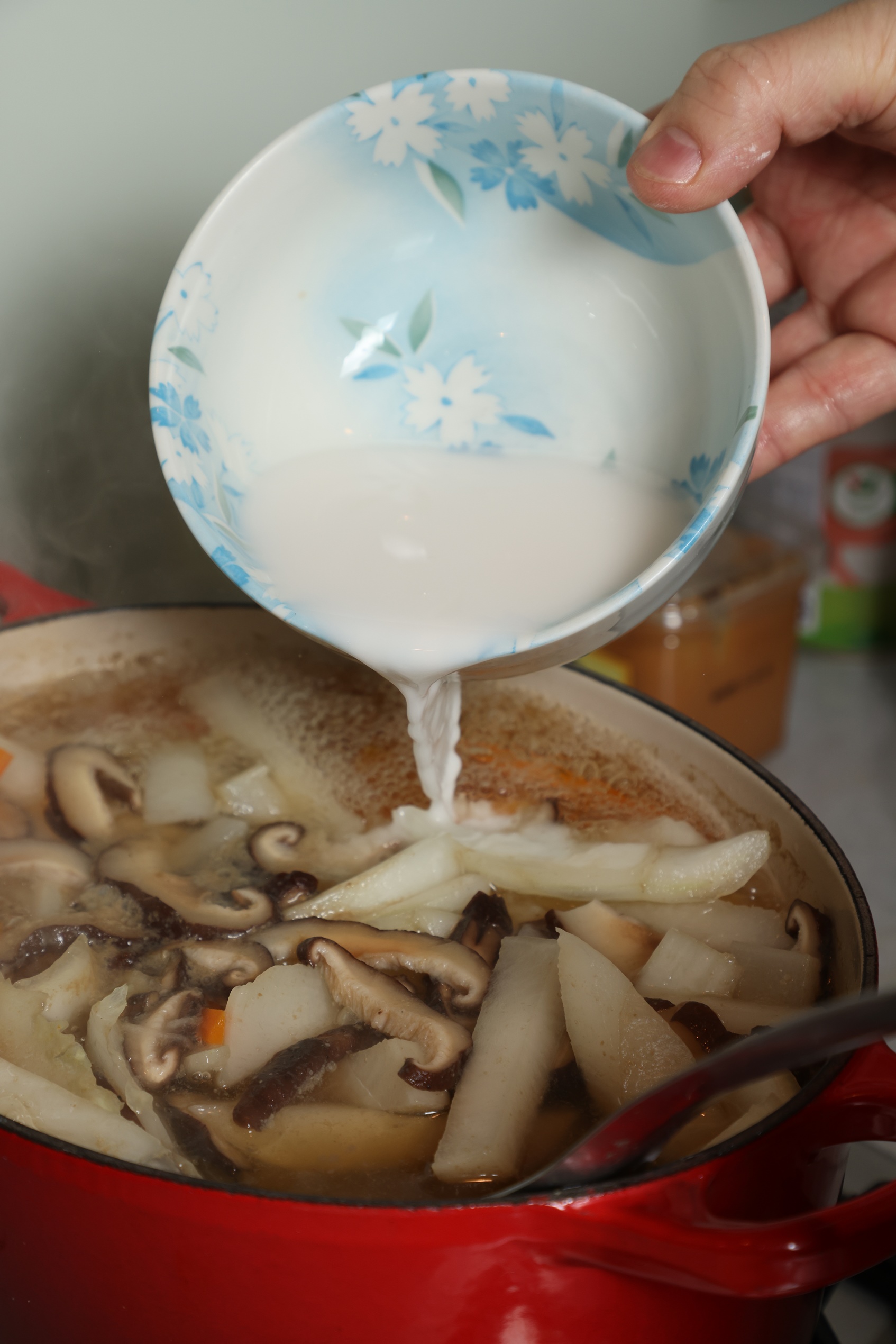 勾芡讓湯頭滑稠。