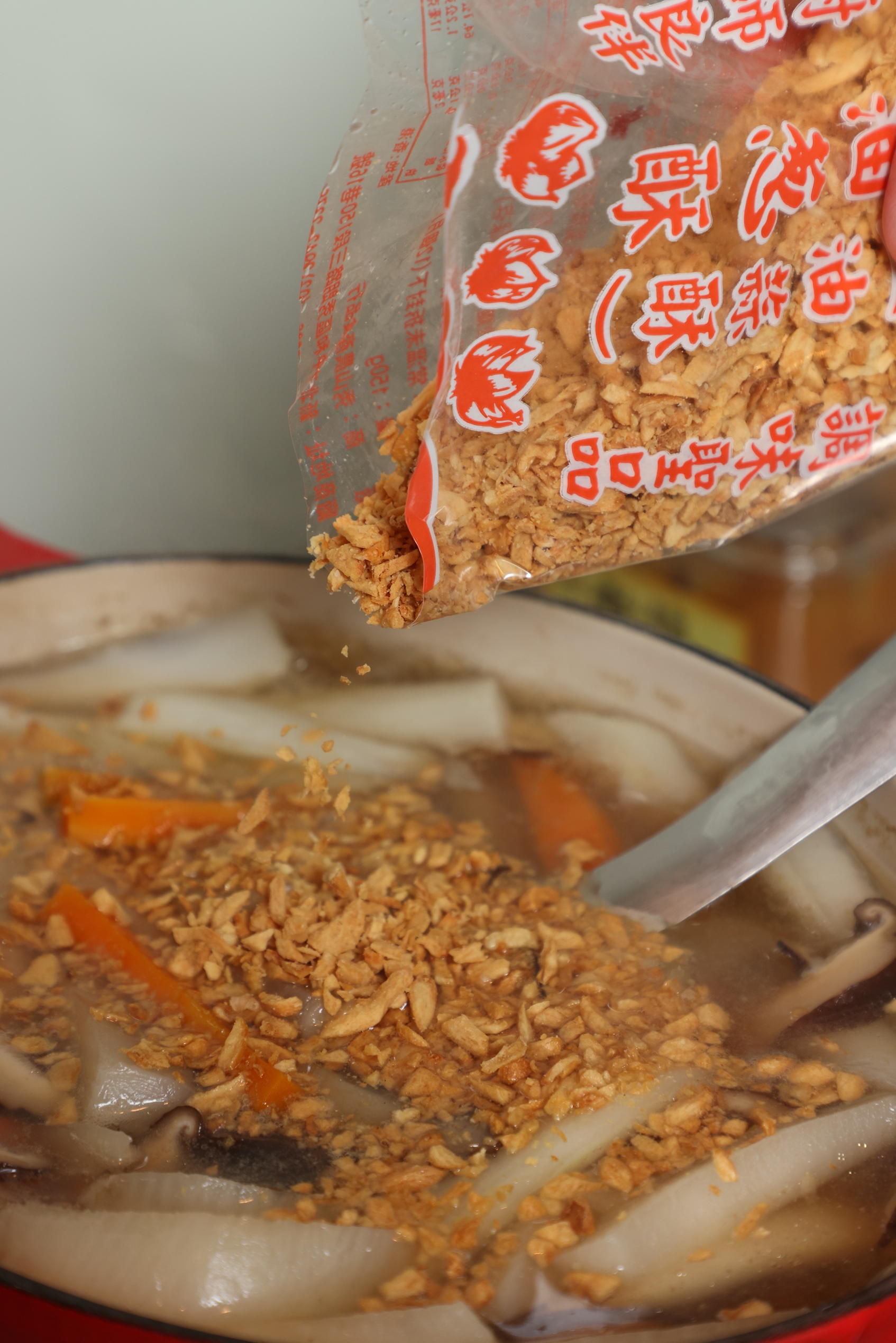 撒上大量蒜酥。