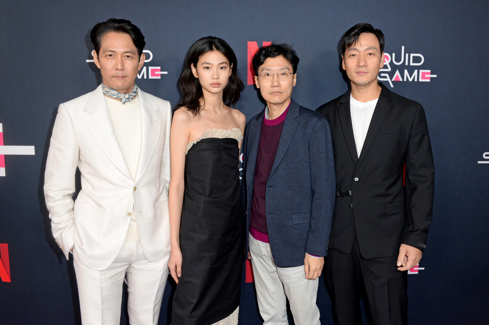 黃東赫（右二）編導的《魷魚遊戲》紅遍全球，主要演員李政宰（左起）、鄭好娟、朴海秀（右）身價也跟著水漲船高。（翻攝自Netflix Facebook）