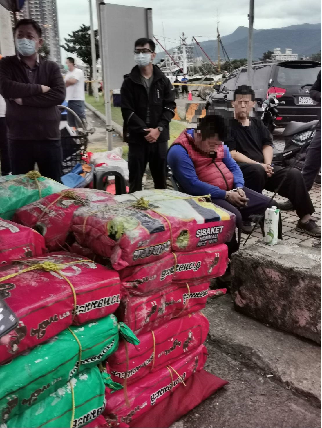 陳男與呂男見警方起獲大批毒品一度辯稱以為走私的是香菸。（警方提供）