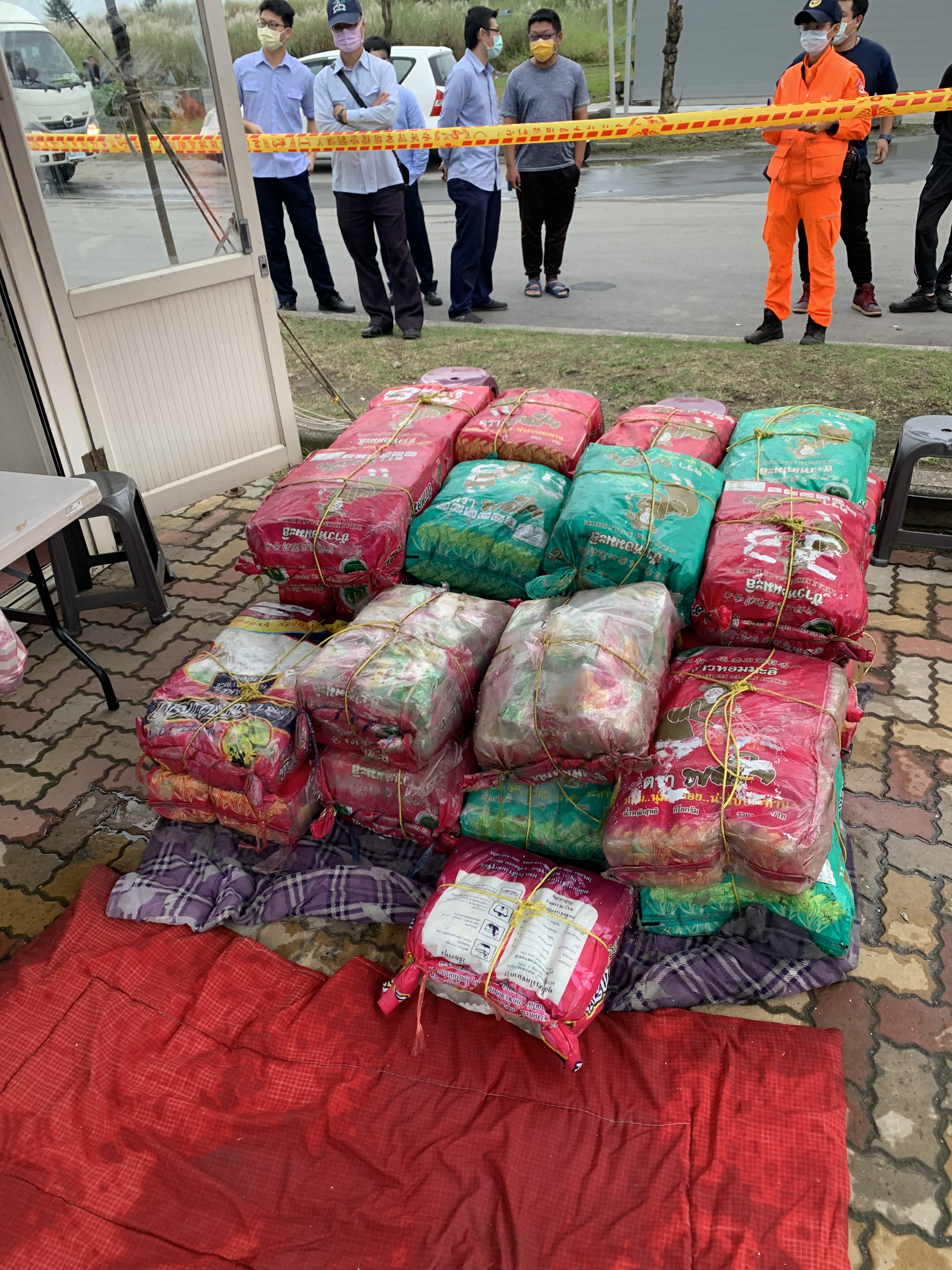 警方在漁船內起出720公斤重安毒。（警方提供）