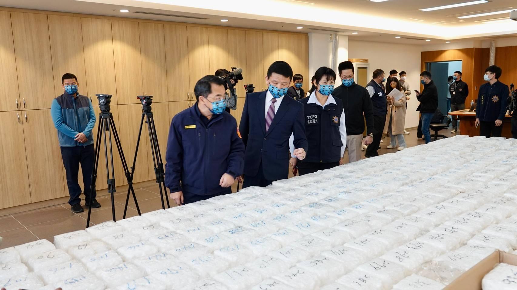 北市刑大緝毒大有斬獲，局長楊源明親自召開記者會說明。（警方提供）