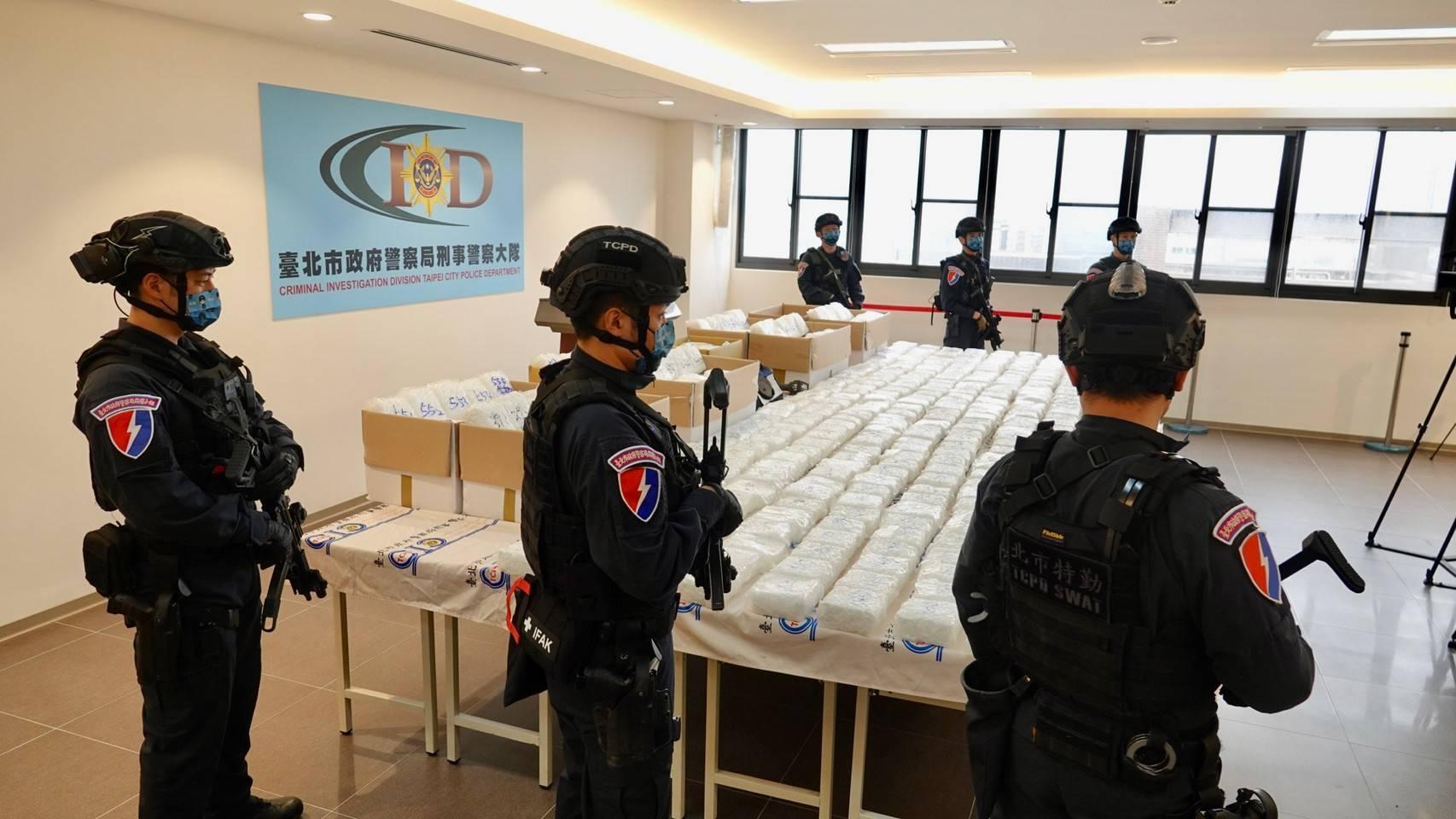 警方不敢大意，荷槍實彈戒護天價毒品。（警方提供）