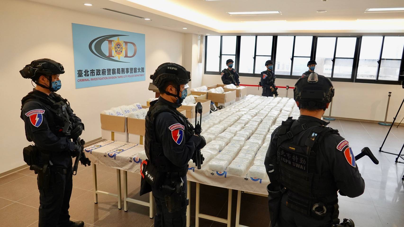警方不敢大意,荷槍實彈戒護天價毒品。(警方提供)