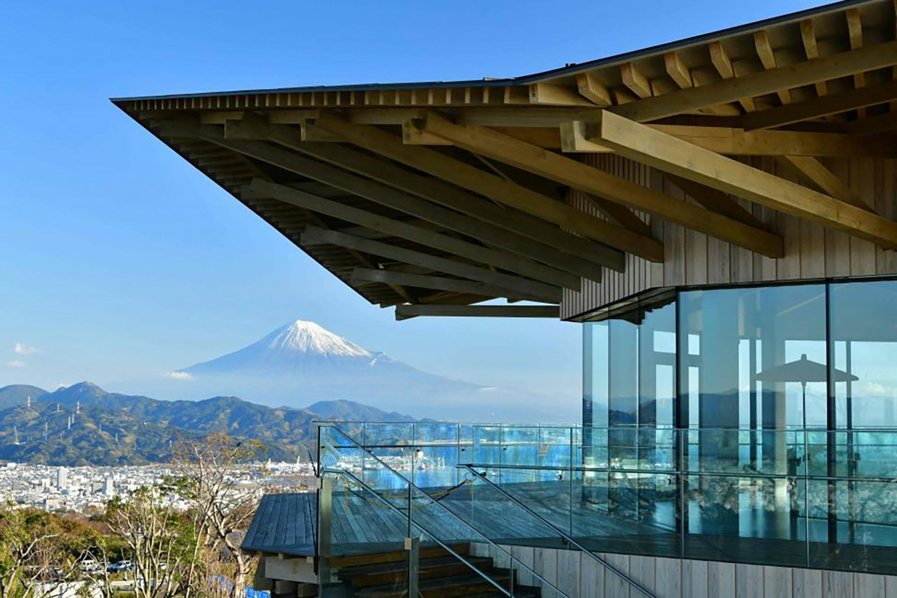 2018年落成的「日本平夢陽台」是由日本建築大師隈研吾的團隊所打造，是遙望富士山的最佳景點。（靜岡縣駐台辦事處提供）