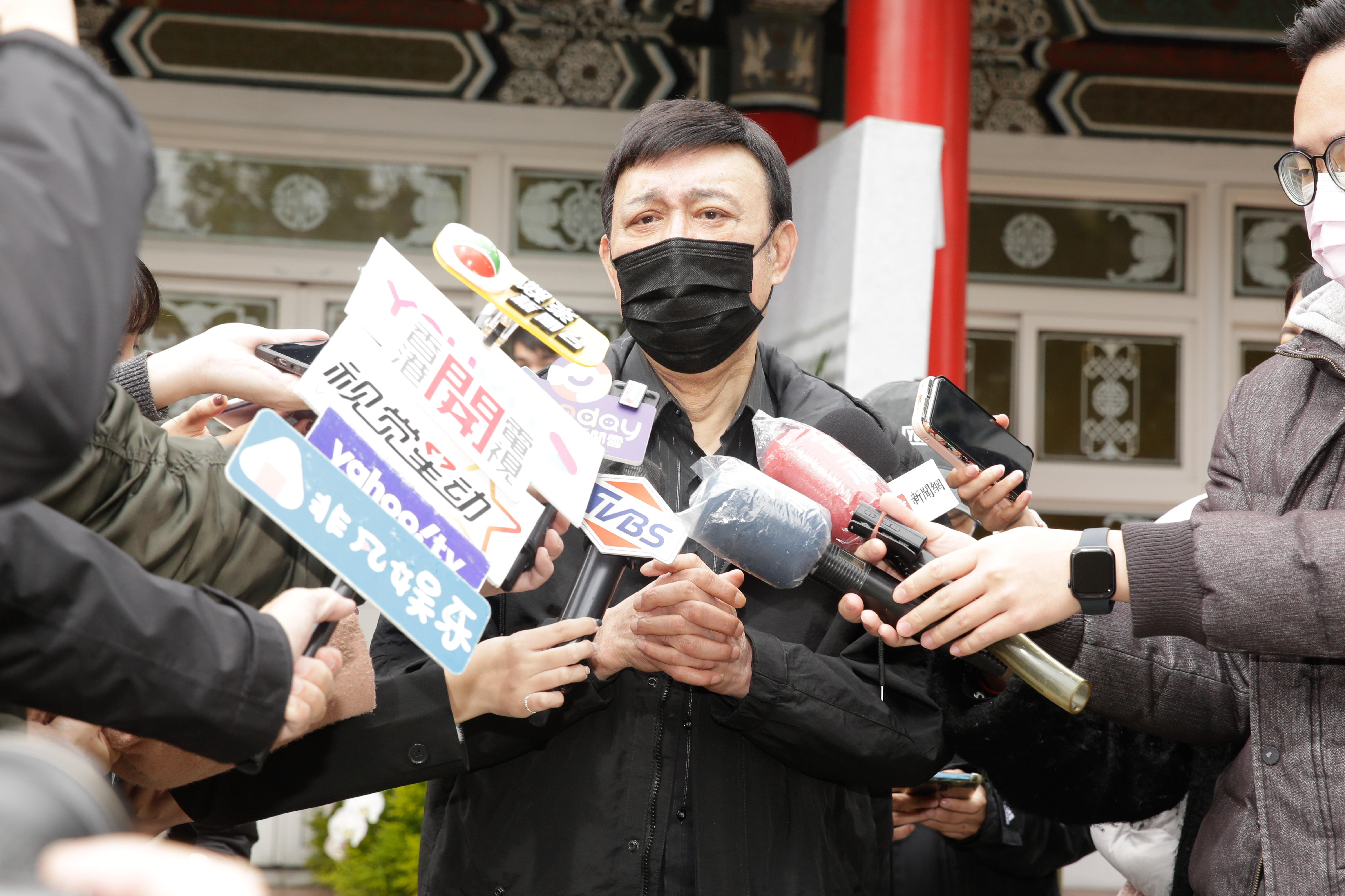 余天講到激動處忍不住落淚，呼籲年長者都要做健康檢查。