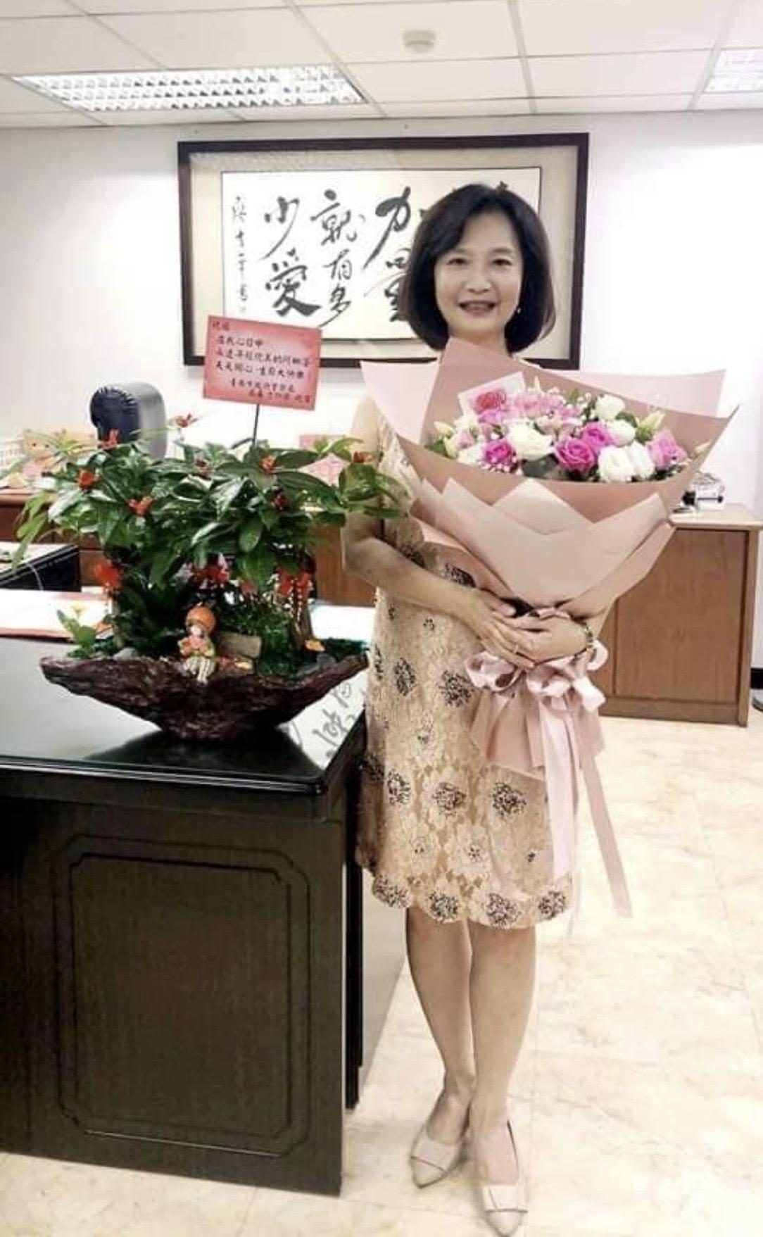 擔任北市警局少年隊長的邱子珍因為出書、主持節目在網路竄紅。（翻攝邱子珍臉書）