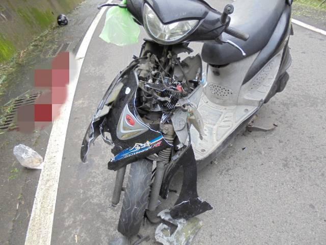 高嘉瑜的二伯的機車車頭嚴重毀損嚴重,送醫搶救仍不治。