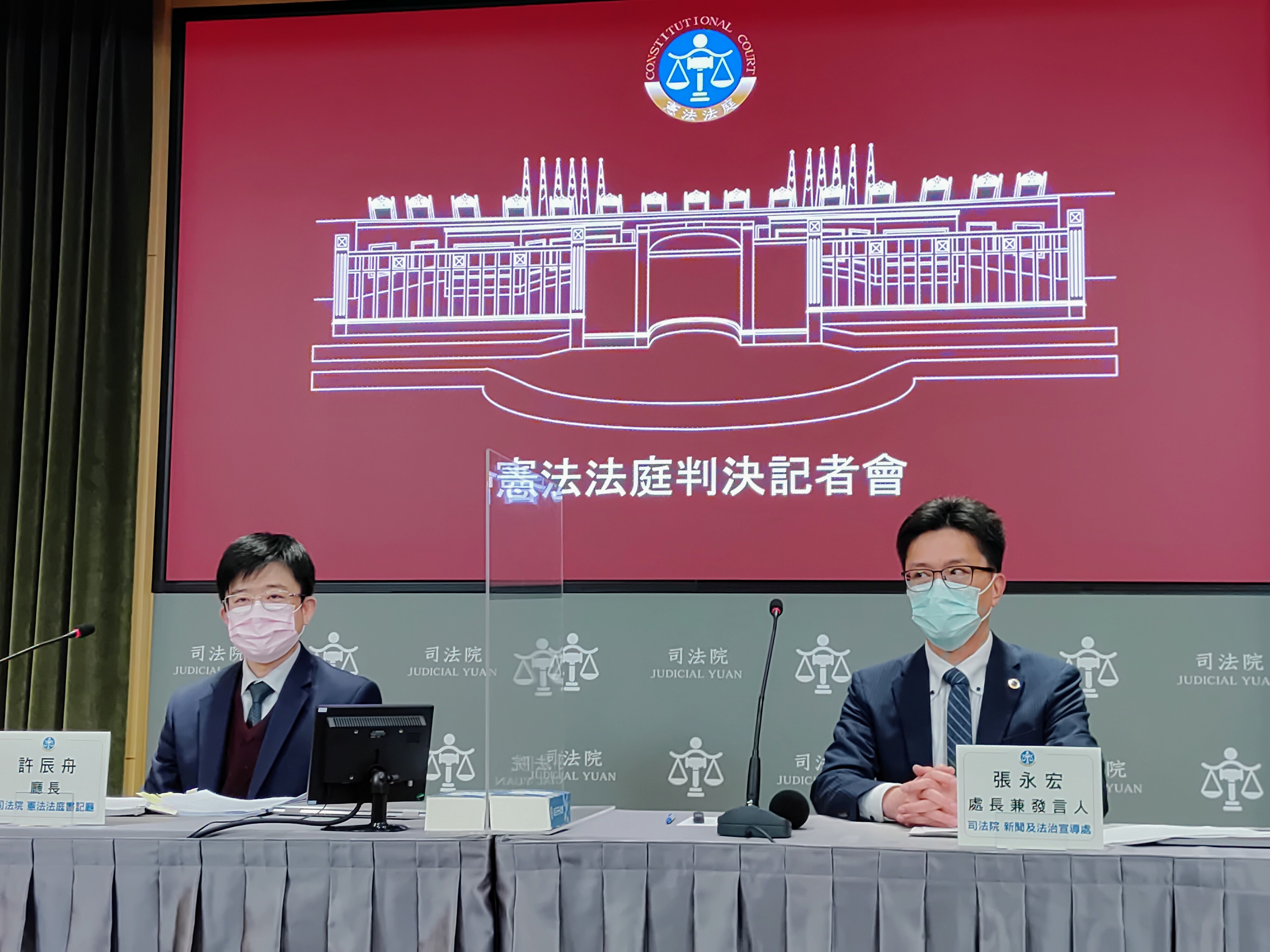 憲法法庭針對判決被告公開道歉違憲，由司法院發言人張永宏（右）與憲法法庭書記廳長許辰舟說明理由。
