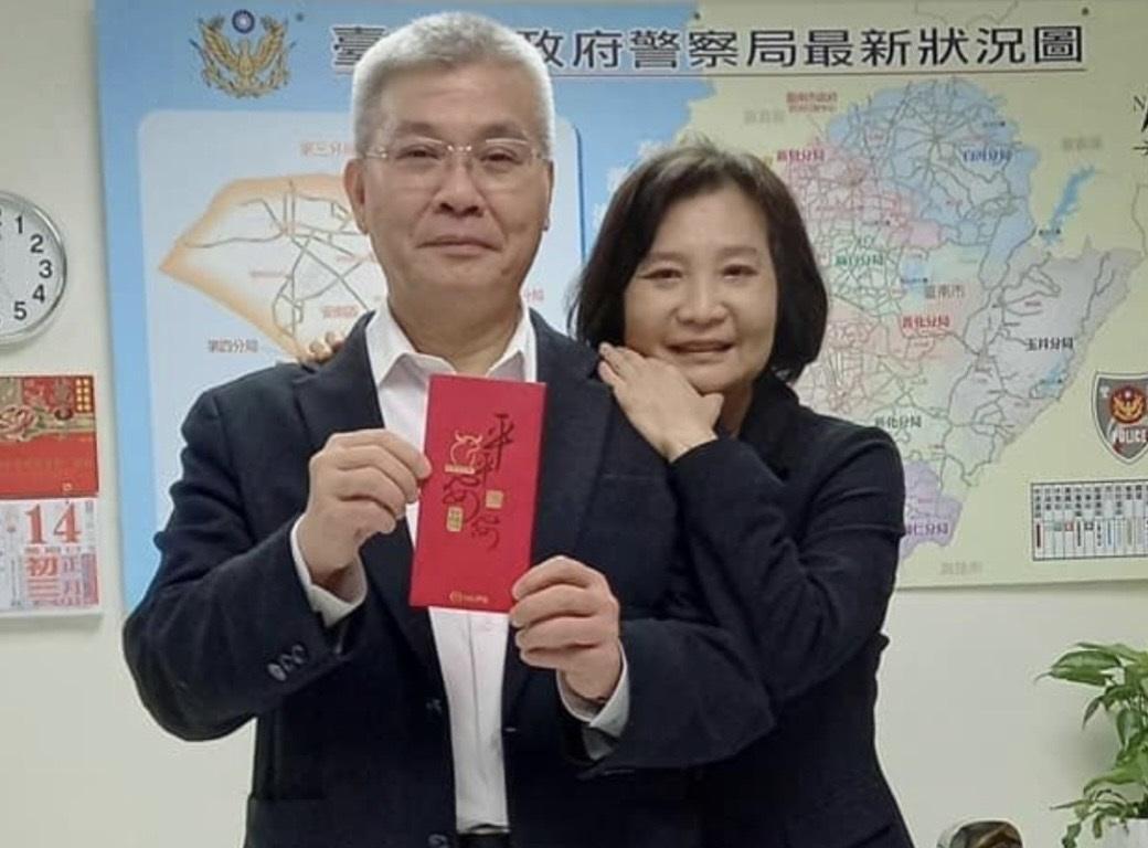 方仰寧與邱子珍夫妻鶼鰈情深。(翻攝邱子珍臉書)