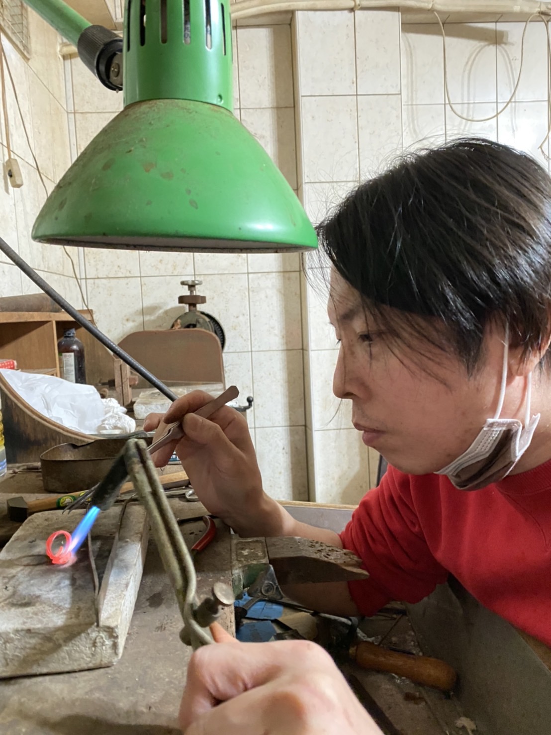張華宸是金飾店第二代，他從小就要幫爸爸打版，餐廳收掉後，他也會接案幫珠寶商打版，補貼家用。