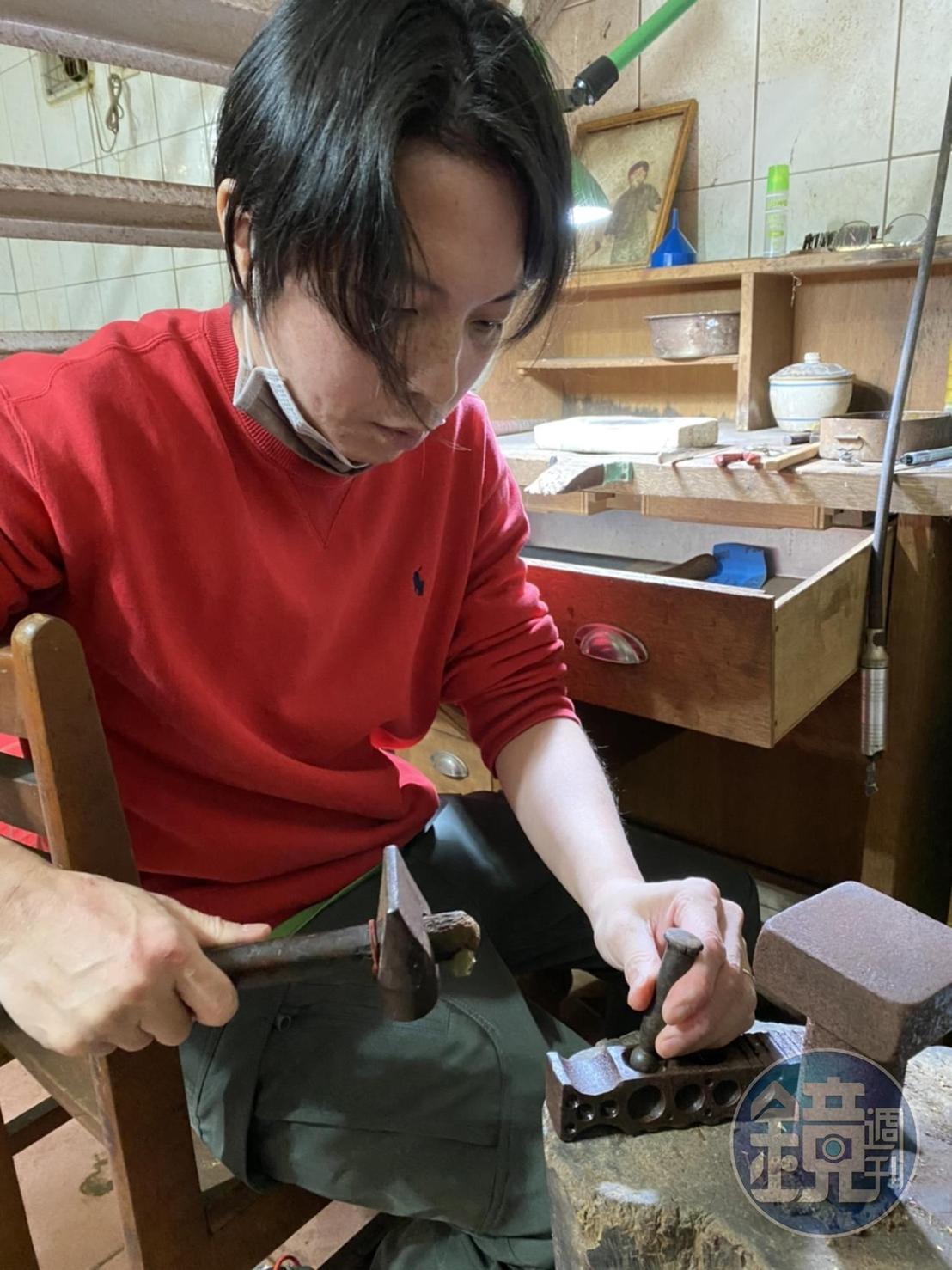 高溫燒軟的銀片要一槌一槌打出立體澎度,不斷細修,十分費工。