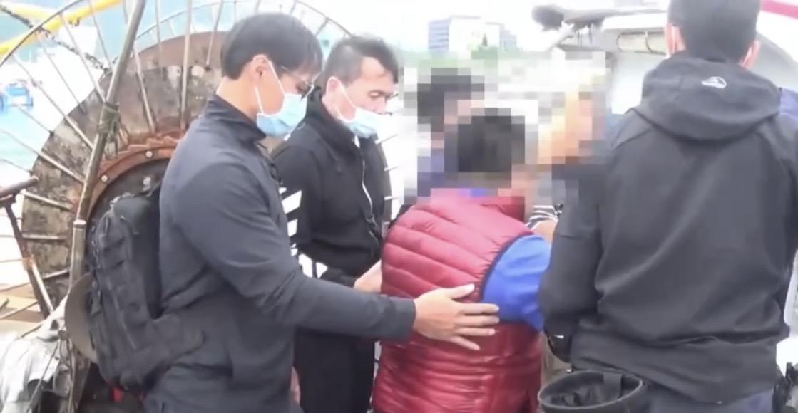 警找到毒品後,船長腿軟要警攙扶。(翻攝畫面)