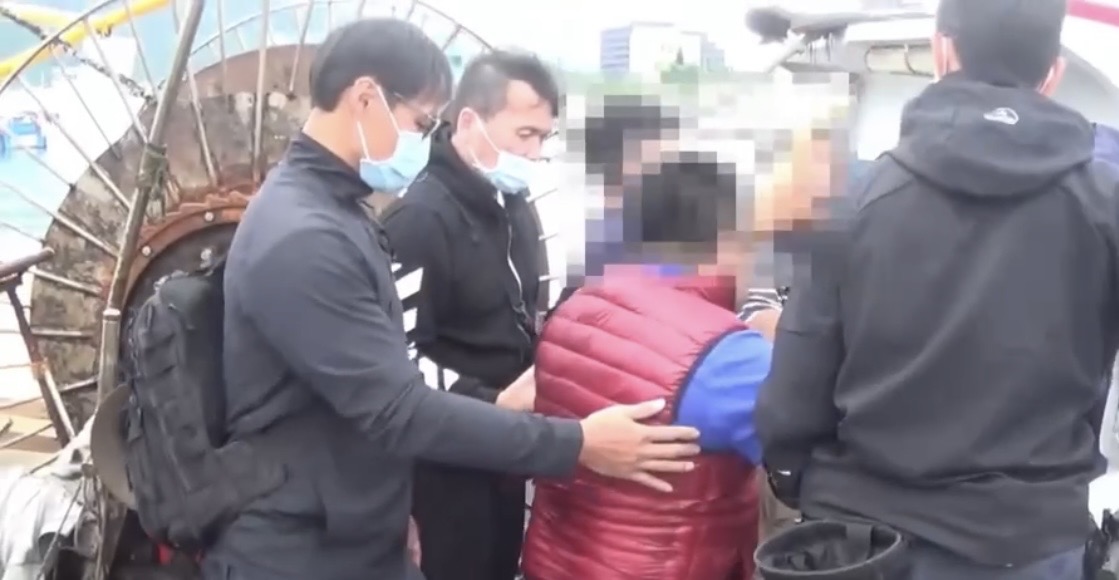 警找到毒品後，船長腿軟要警攙扶。（翻攝畫面）