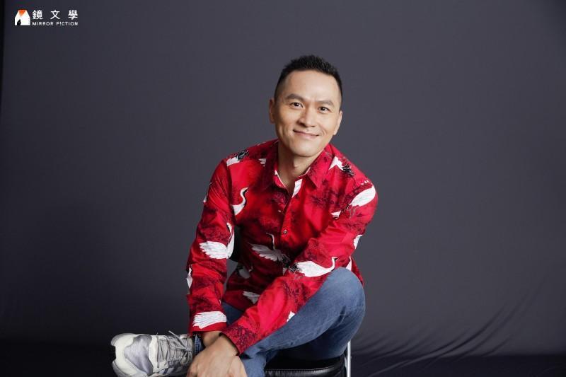 《樓上的好人》是陳思宏「夏日三部曲」最終作。他稱自己有準時焦慮症，寫完浩浩蕩蕩三部曲那一刻的心情是，「很佩服自己，沒有遲交稿，甚至提早。」完成三部曲的目標，會不會覺得鬆口氣，可以慢下來了？「我不知道欸，這應該是完成人生里程碑的心情，但我覺得自己還沒做到。」他透露接下來想寫的還是三部曲，以數字為出發點。（鏡文學）