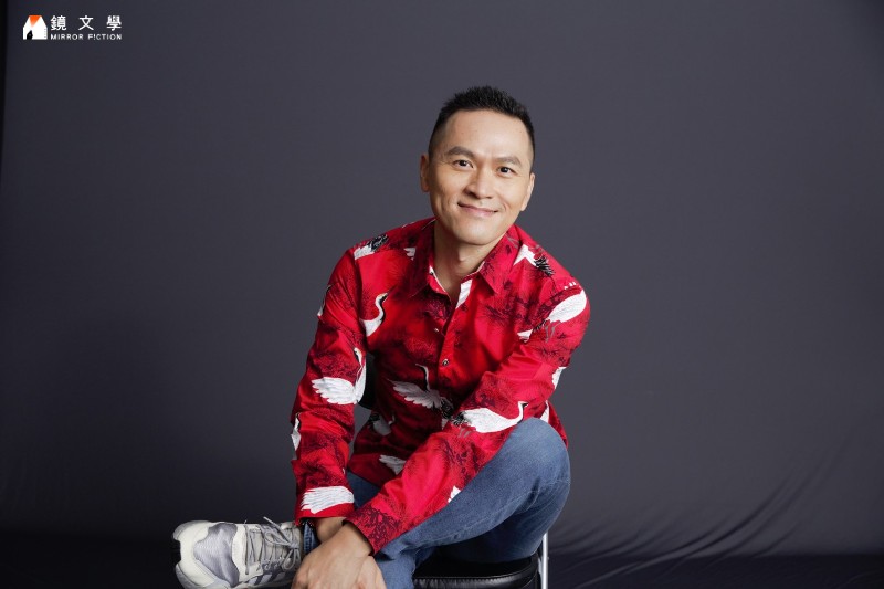 《樓上的好人》是陳思宏「夏日三部曲」最終作。他稱自己有準時焦慮症,寫完浩浩蕩蕩三部曲那一刻的心情是,「很佩服自己,沒有遲交稿,甚至提早。」完成三部曲的目標,會不會覺得鬆口氣,可以慢下來了?「我不知道欸,這應該是完成人生里程碑的心情,但我覺得自己還沒做到。」他透露接下來想寫的還是三部曲,以數字為出發點。(鏡文學)