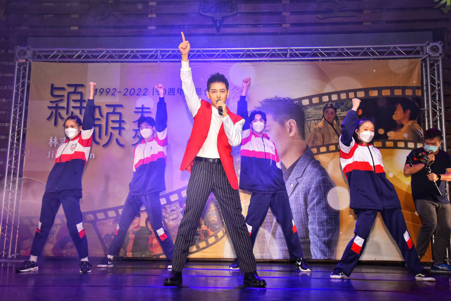 林志穎適逢出道30週年，特別在母校演唱經典組曲。（吉米工作室提供）