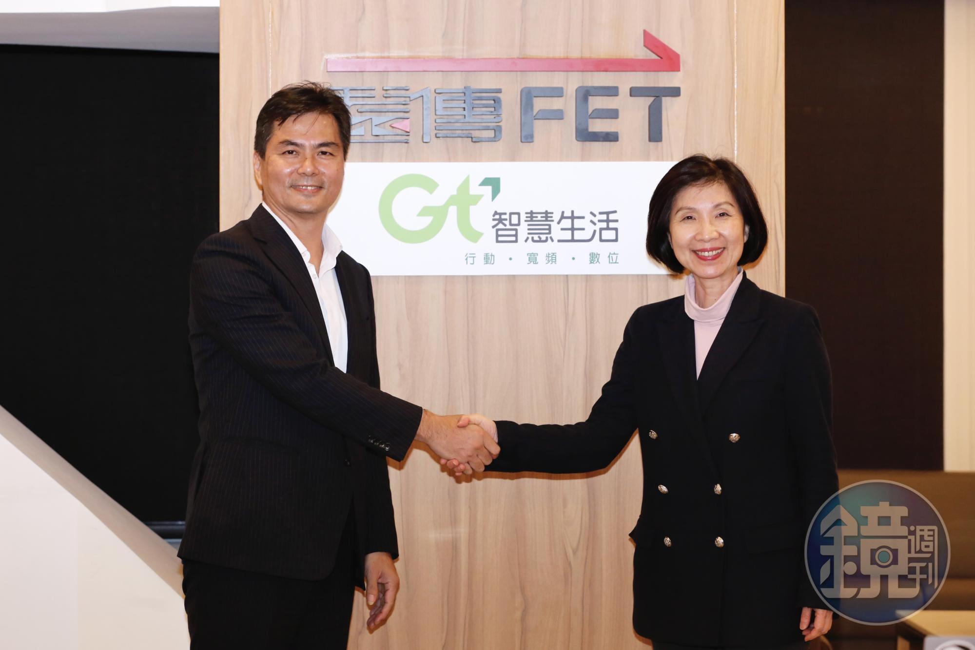 遠傳總經理井琪（右）和亞太電信董事長陳鵬（左）宣布2公司合併。