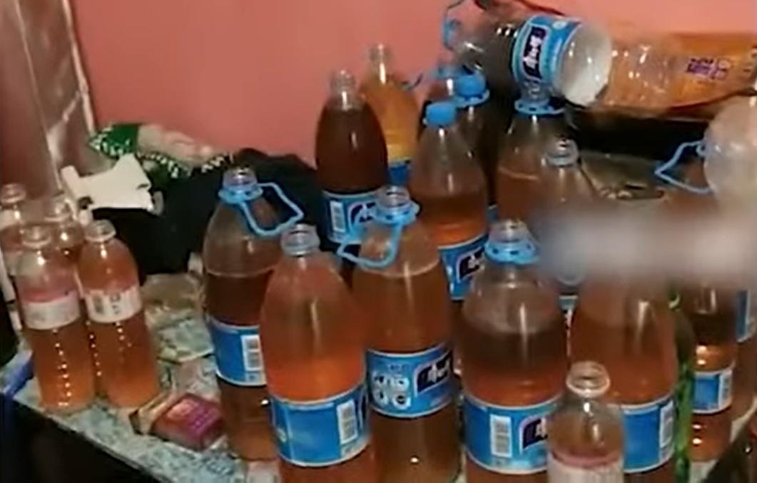 年輕房客無預警消失,留下滿屋子尿瓶,讓房東相當崩潰。(翻攝《抽屜視頻》影片)