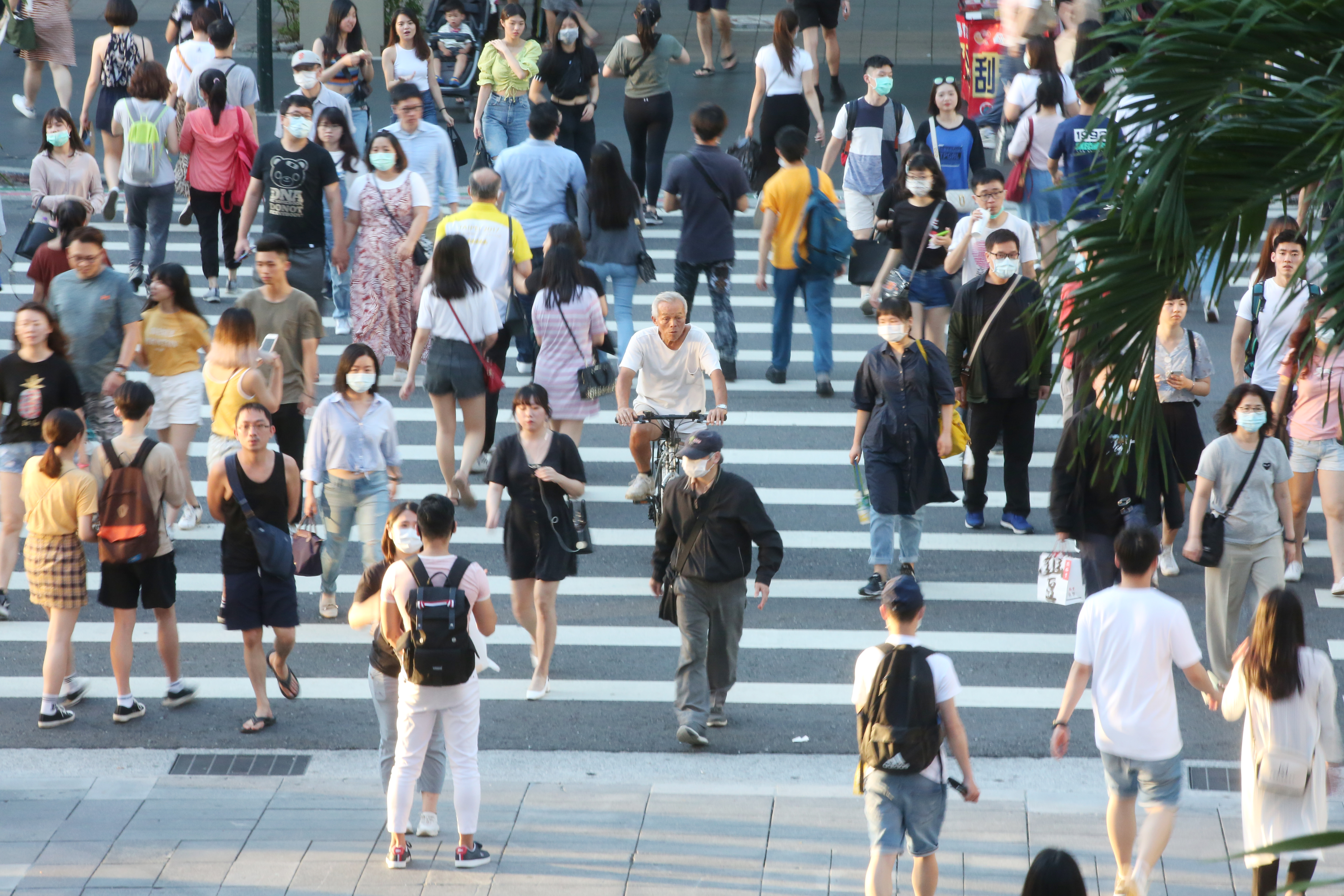 二二八連假第一天，國內新增69例新冠肺炎（COVID-19確定病例），分別為6例本土個案及63例境外移入。（示意圖，本刊資料照）