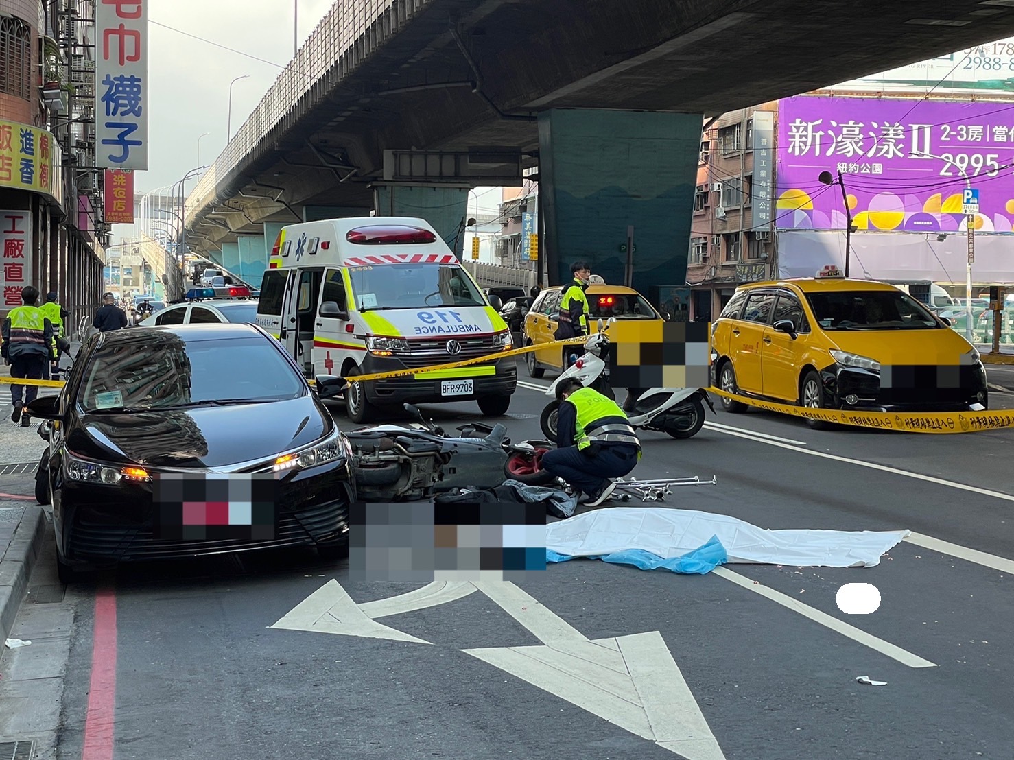 機車騎士遭砂石車輾過，當場喪命。（警方提供）