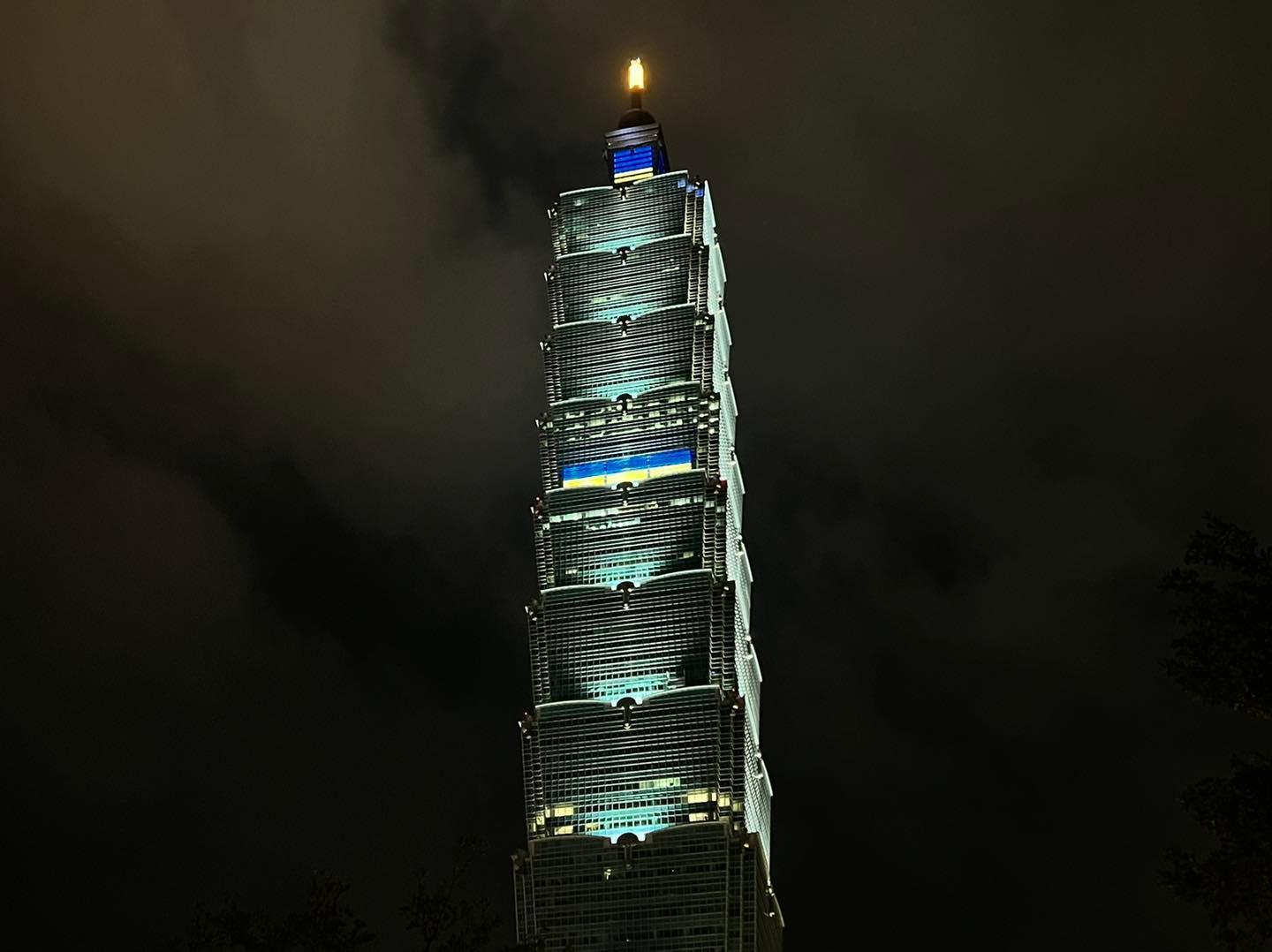 台北101加入聲援烏克蘭的行列,點起黃、藍兩色燈,表達反戰訴求。(翻攝自台北101臉書)