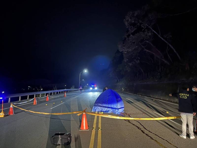 昨天凌晨2點多在台3線公路大湖南下路段，83歲黃姓老翁遭車輛撞擊後碾爆頭顱，死狀悽慘，肇事車輛逃逸。（讀者提供）