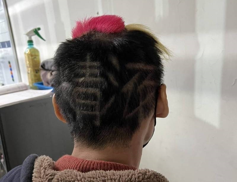 歐男後腦刻「精液」2個大字，令人側目，員警說：「不抓你也難」。（讀者提供）