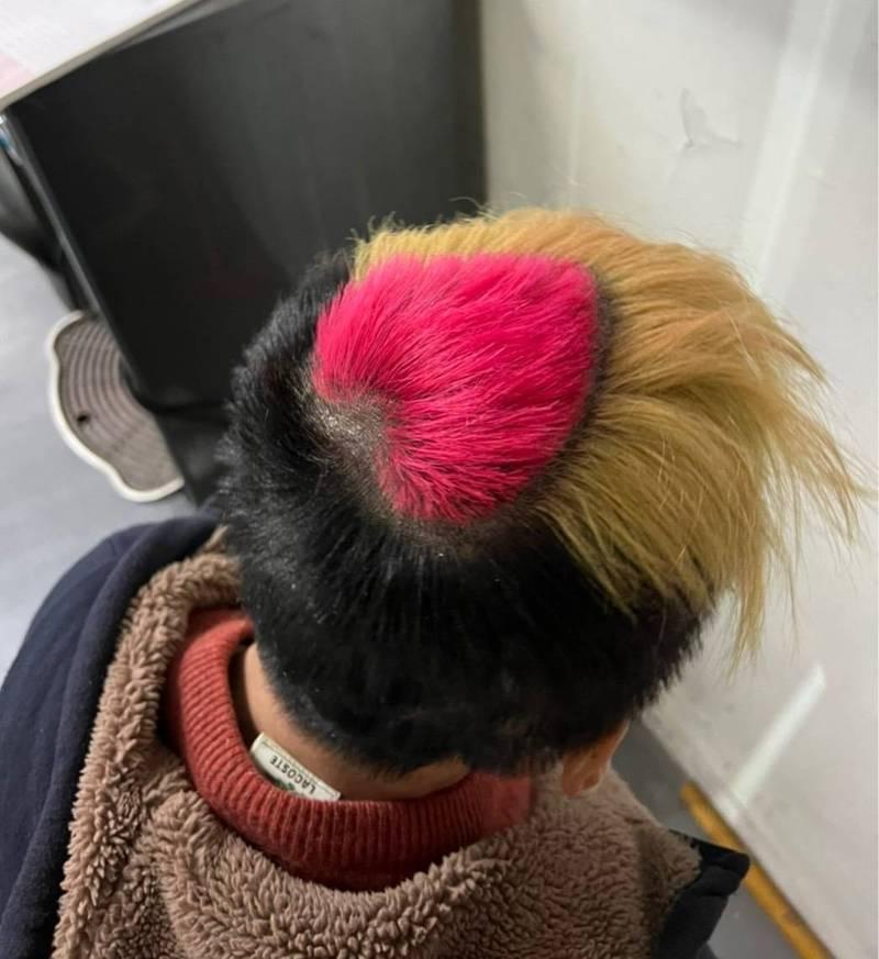 歐男除了後腦刻精液2字,頭頂也染了一棵桃紅色愛心,相當標新立異。(讀者提供)