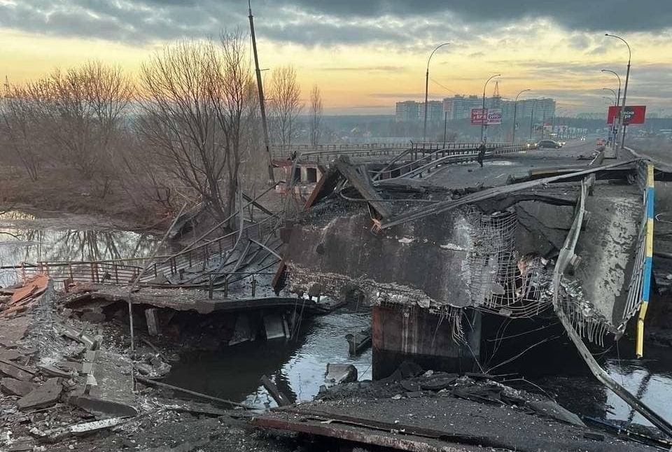 俄羅斯與烏克蘭戰火持續，導致當地遍地烽火，美英歐則發布聯合聲明，將對俄羅斯的銀行進行經濟制裁。（翻攝自烏克蘭陸軍官方臉書專頁）