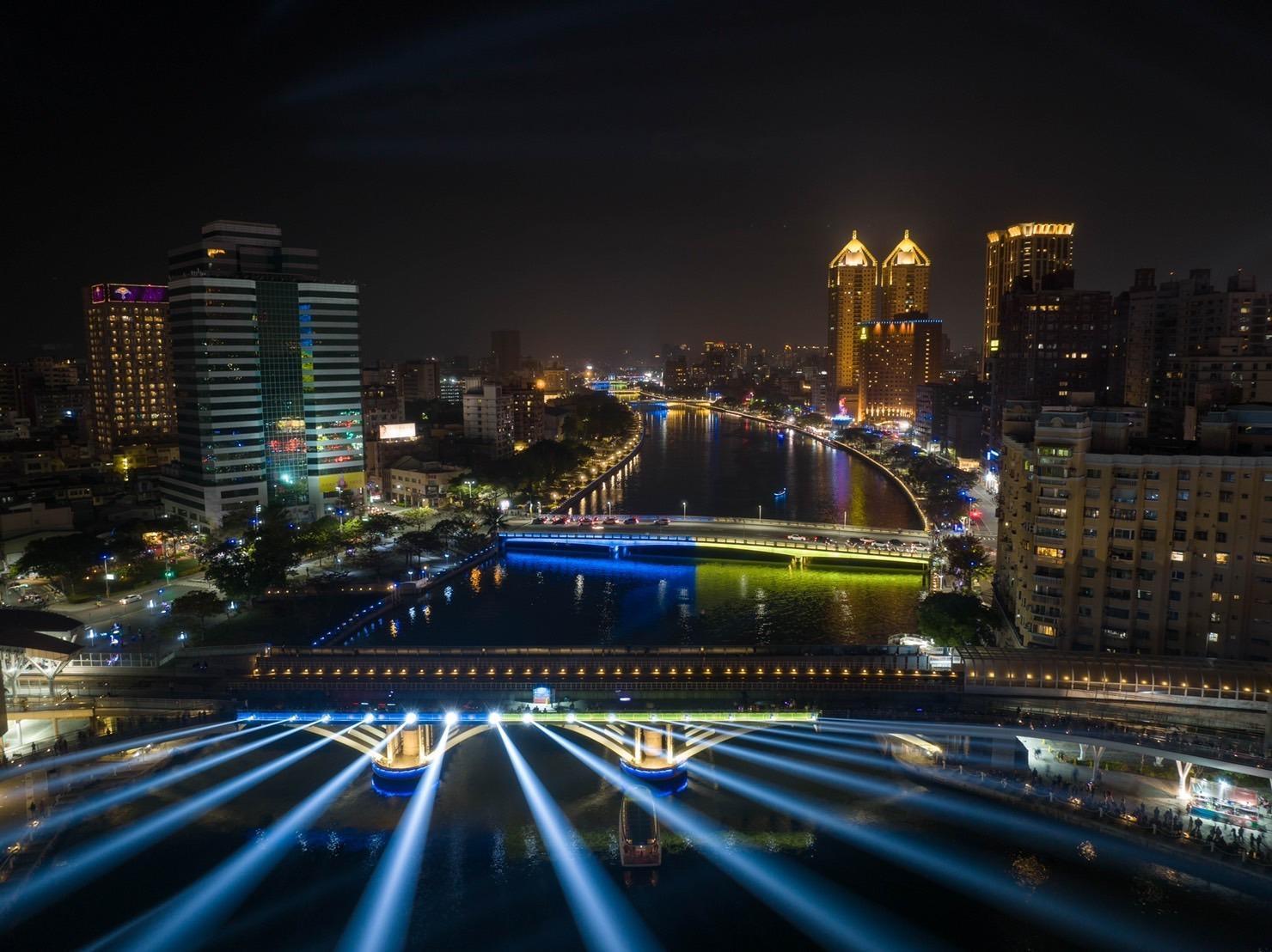 台灣燈會主燈及高雄各大景點都在黑夜中亮起黃藍光，透過此方式聲援烏克蘭。（翻攝自陳其邁臉書）