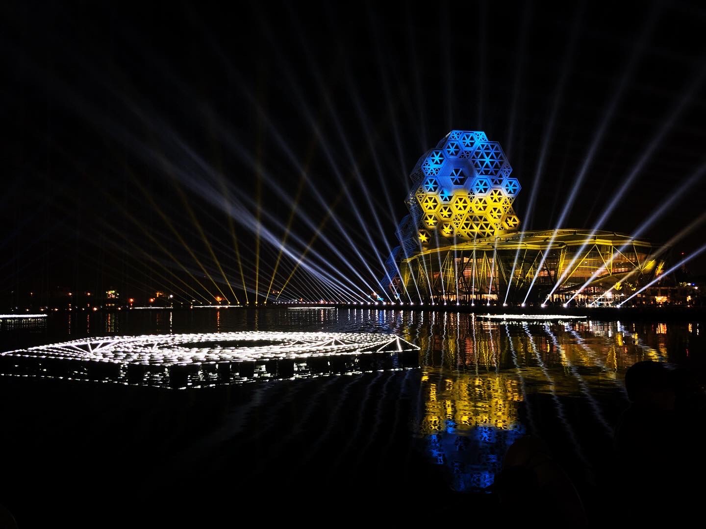 台灣燈會昨晚聲援烏克蘭，主燈換上烏克蘭國旗配色的黃藍光。