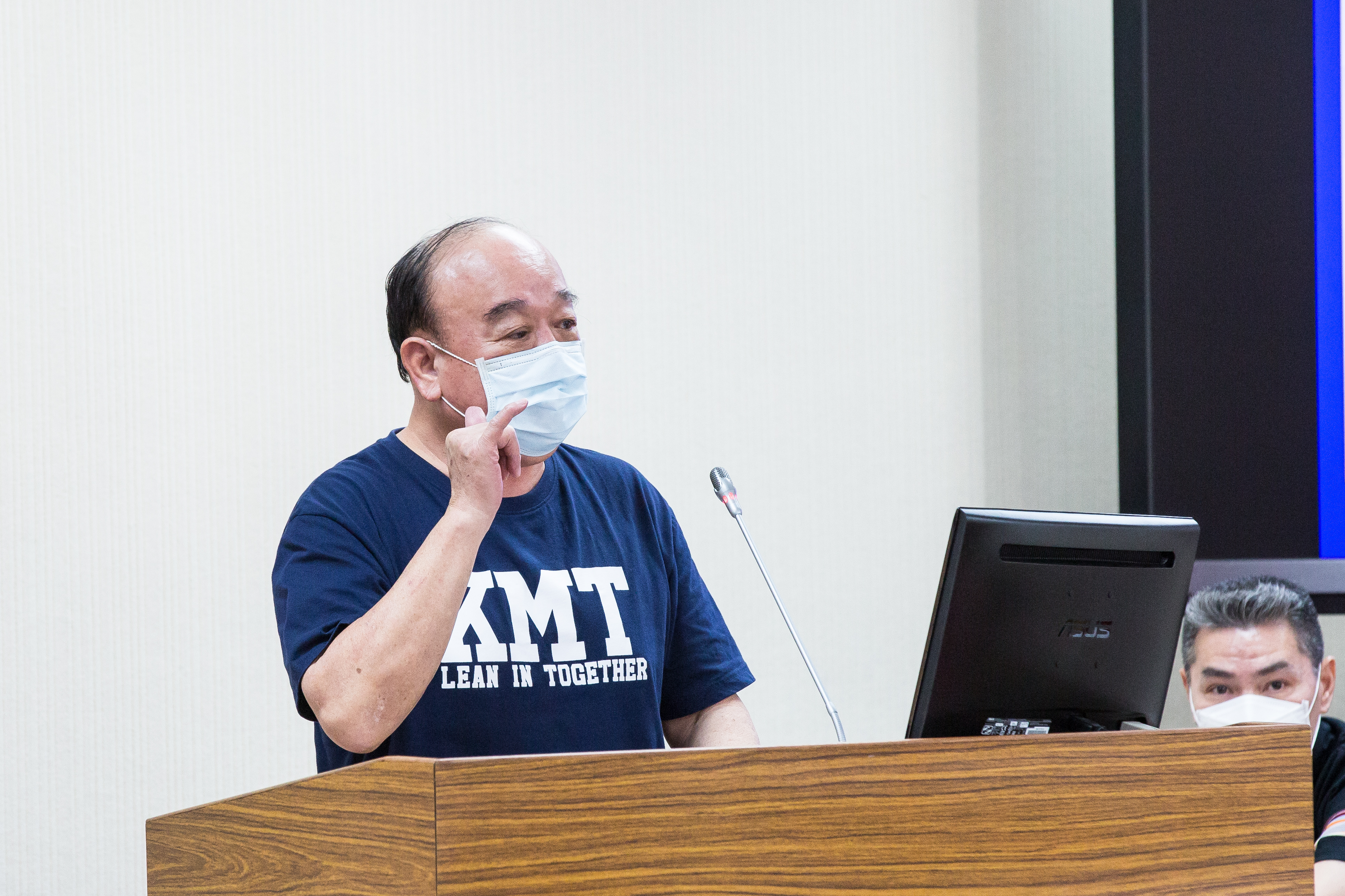 面對烏克蘭的戰況，國民黨立委吳斯懷表示，「戰時要求民眾散兵游勇式的拿起槍枝保衛家園，這是義和團式的愛國主義」。（本刊資料照）