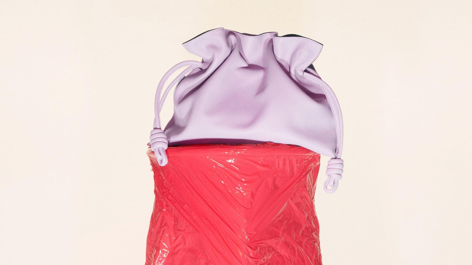LOEWE新色盛蘭粉代表隱藏的愛與快樂。（LOEWE提供）