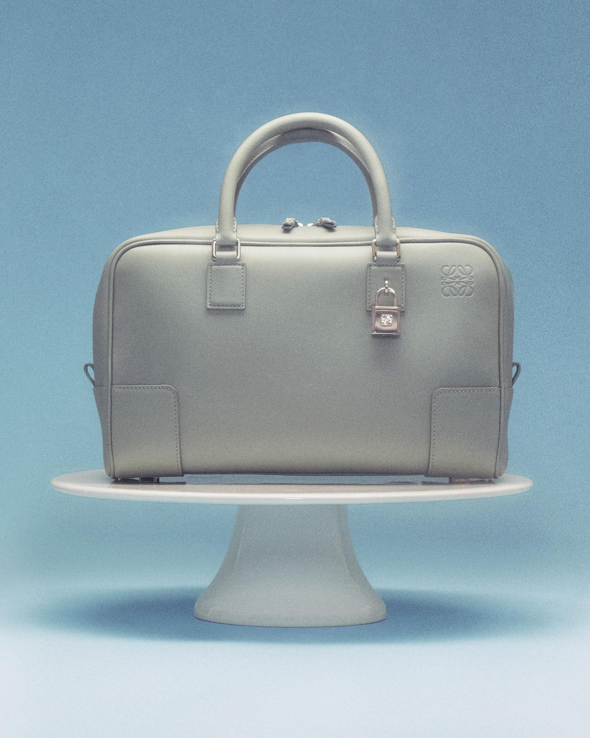 LOEWE新色梣樹灰代表神聖的世界之樹。（LOEWE提供）